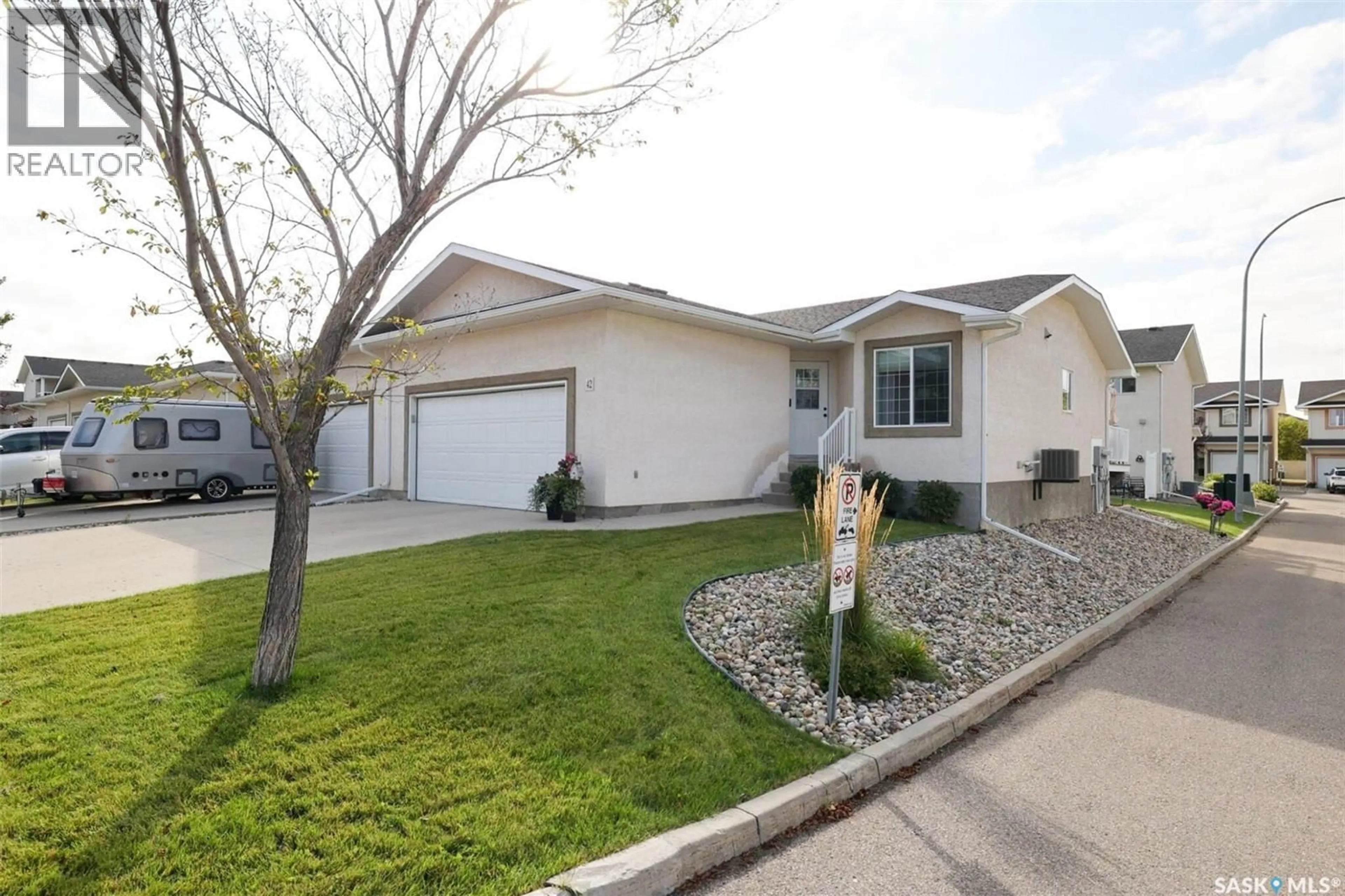Home with vinyl exterior material, street for 4101 - 42 PRESTON CRESCENT, Regina Saskatchewan S4X0G3