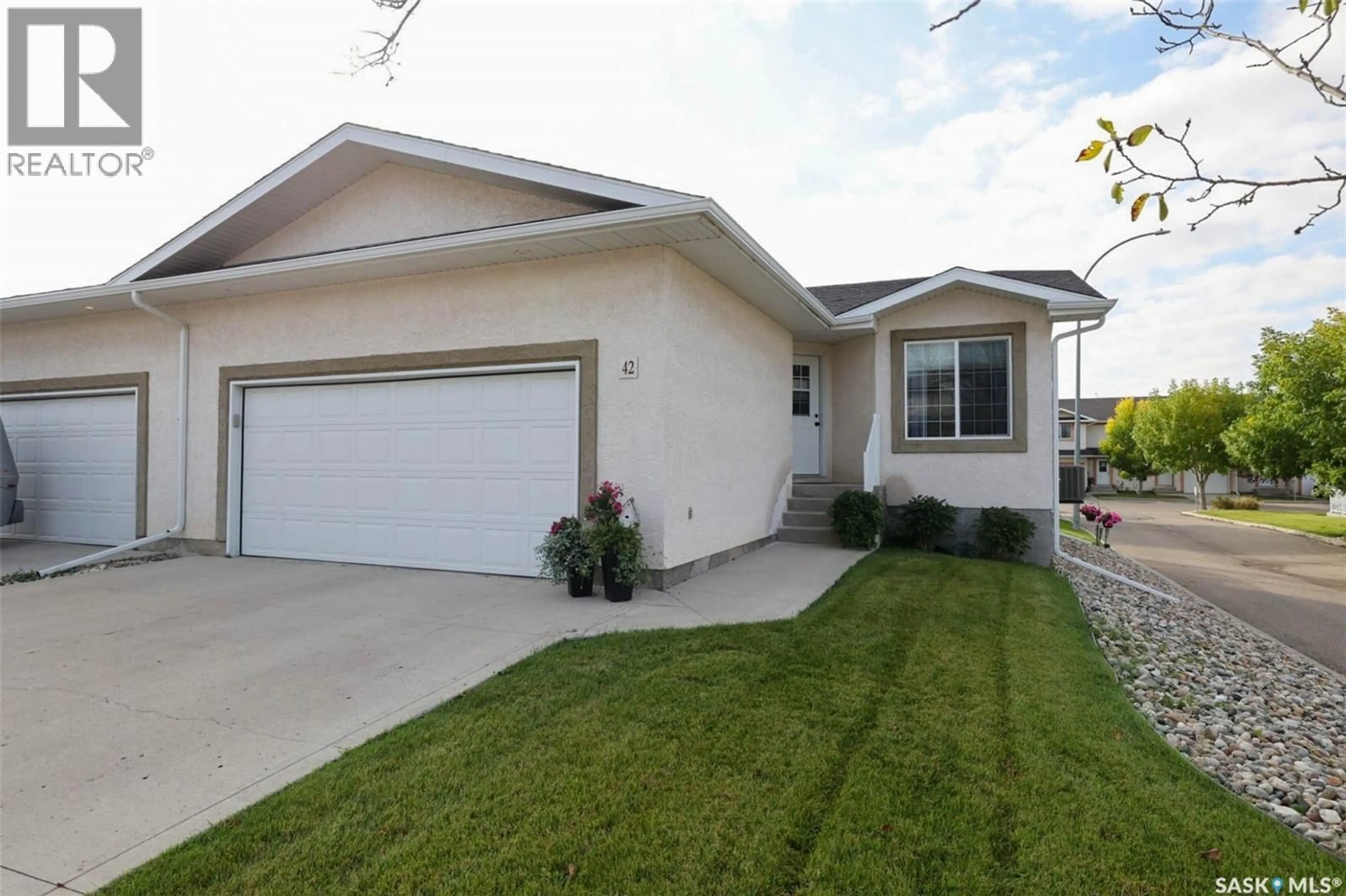 Home with vinyl exterior material, street for 4101 - 42 PRESTON CRESCENT, Regina Saskatchewan S4X0G3