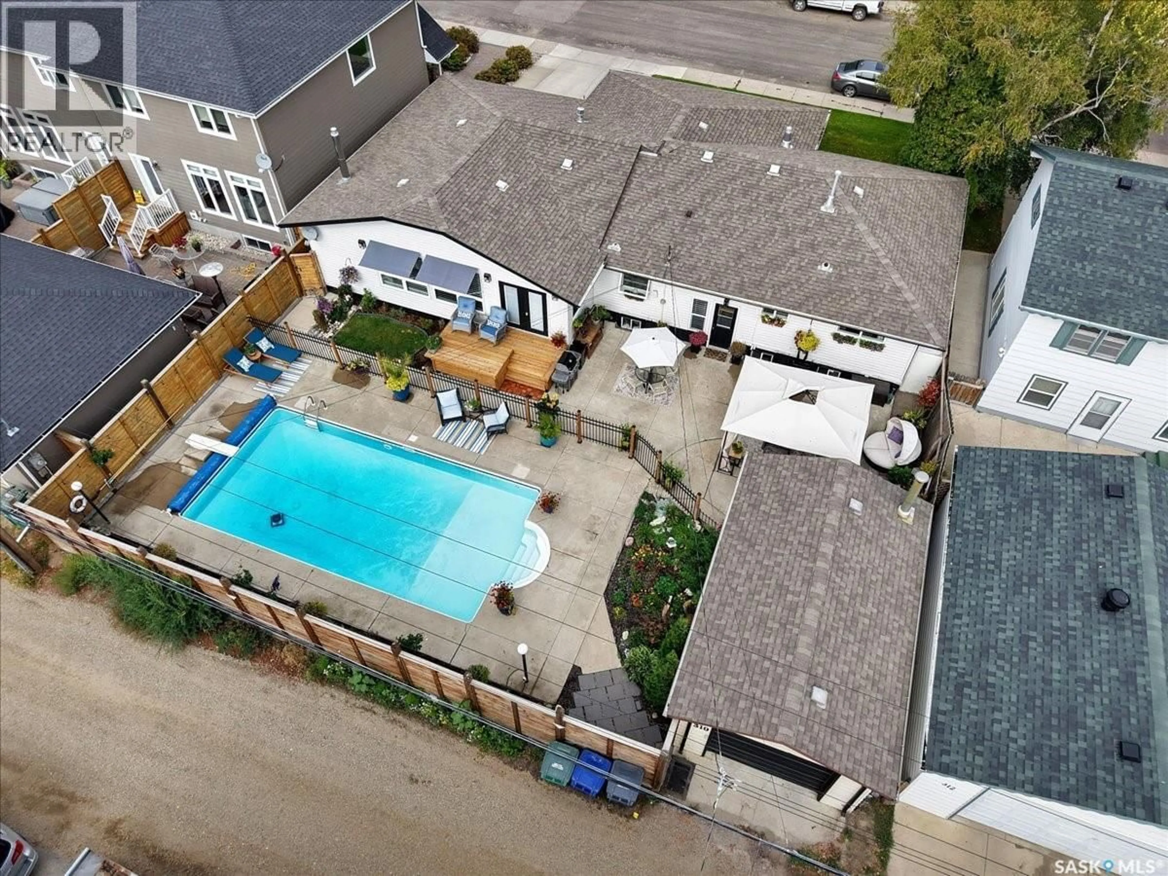 A pic from outside/outdoor area/front of a property/back of a property/a pic from drone, street for 310 WILLOW STREET, Saskatoon Saskatchewan S7J0C6