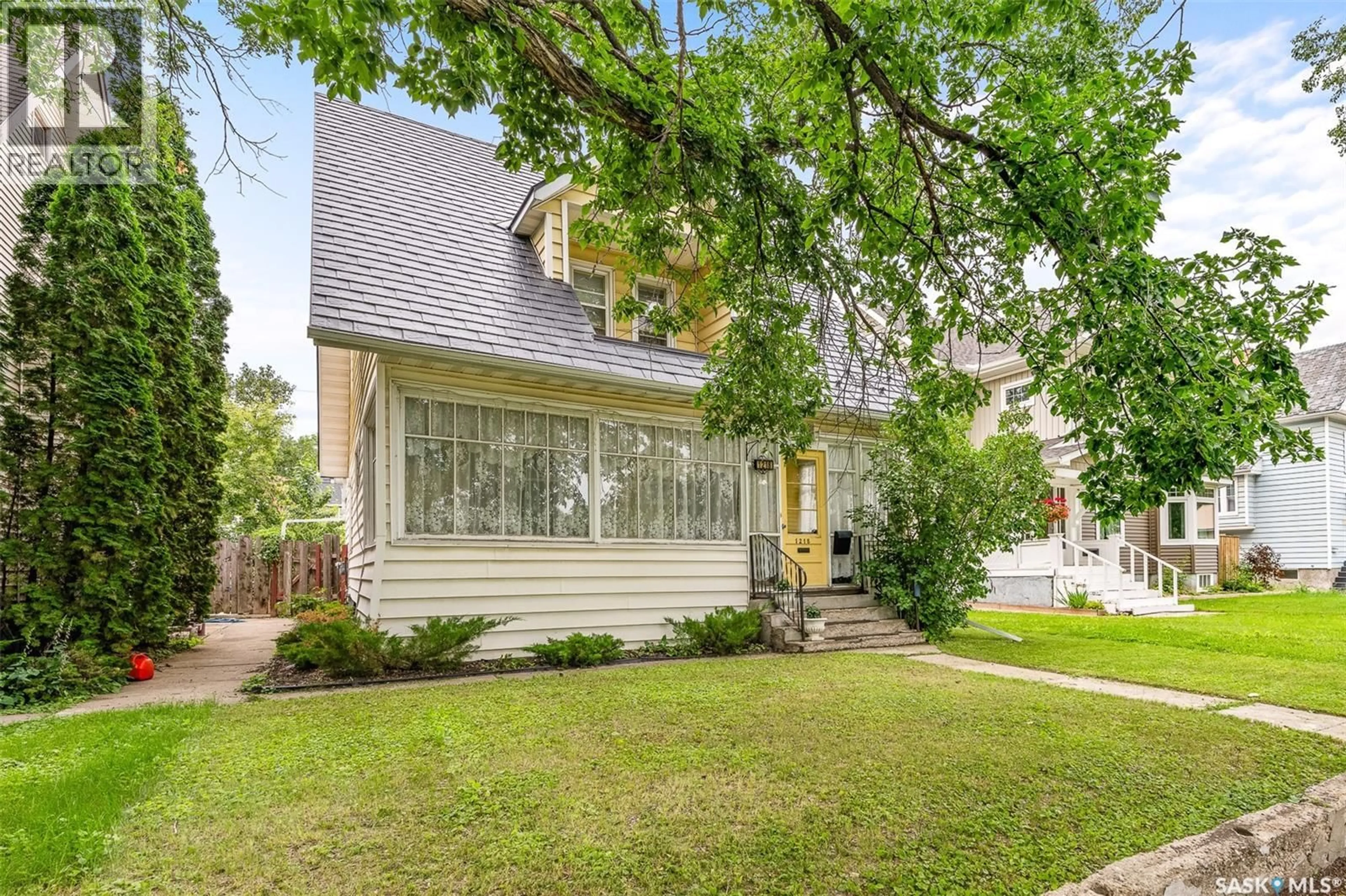 Home with vinyl exterior material, street for 1218 1ST AVENUE, Moose Jaw Saskatchewan S6H3N6