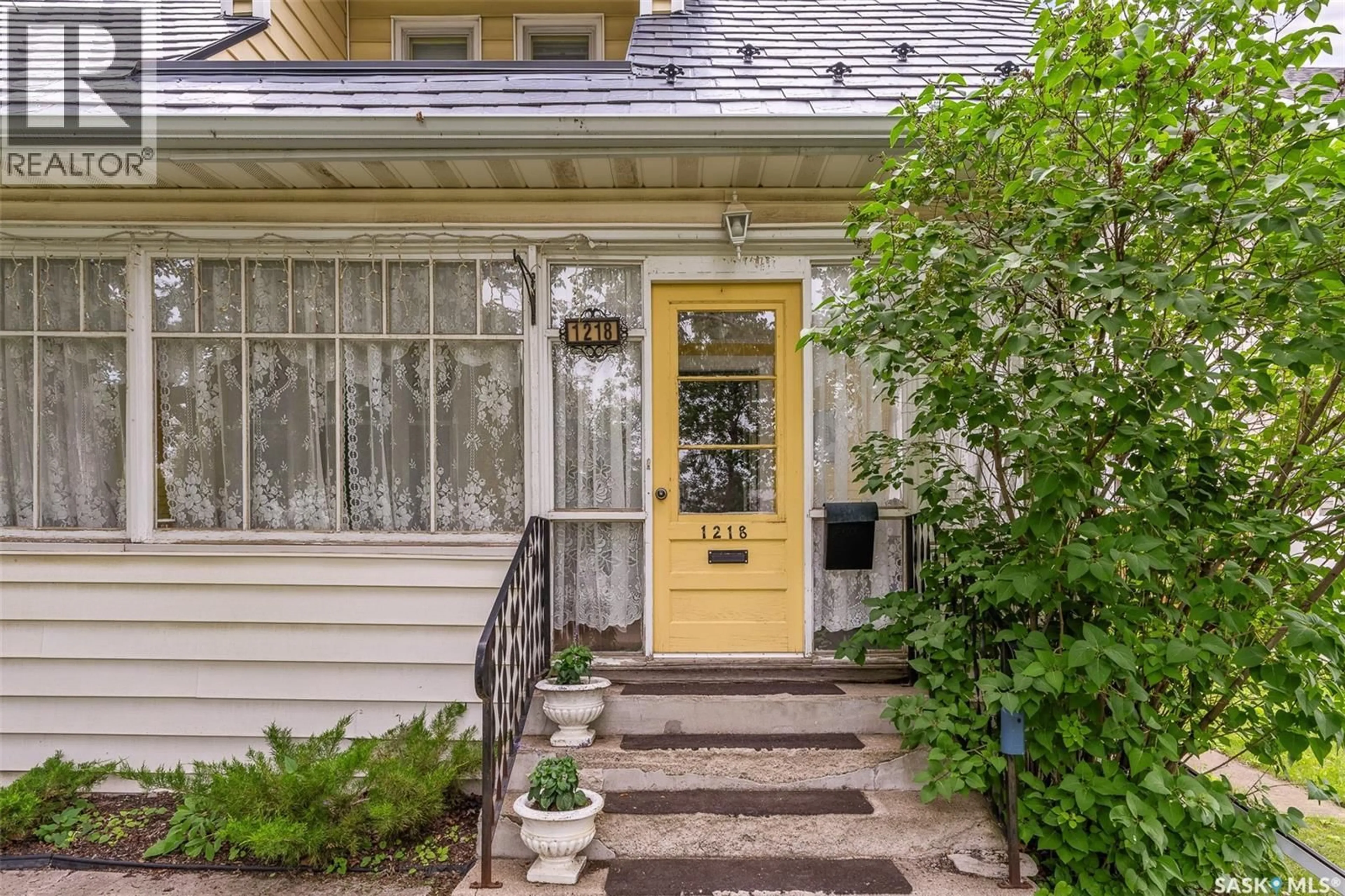 Indoor entryway for 1218 1ST AVENUE, Moose Jaw Saskatchewan S6H3N6