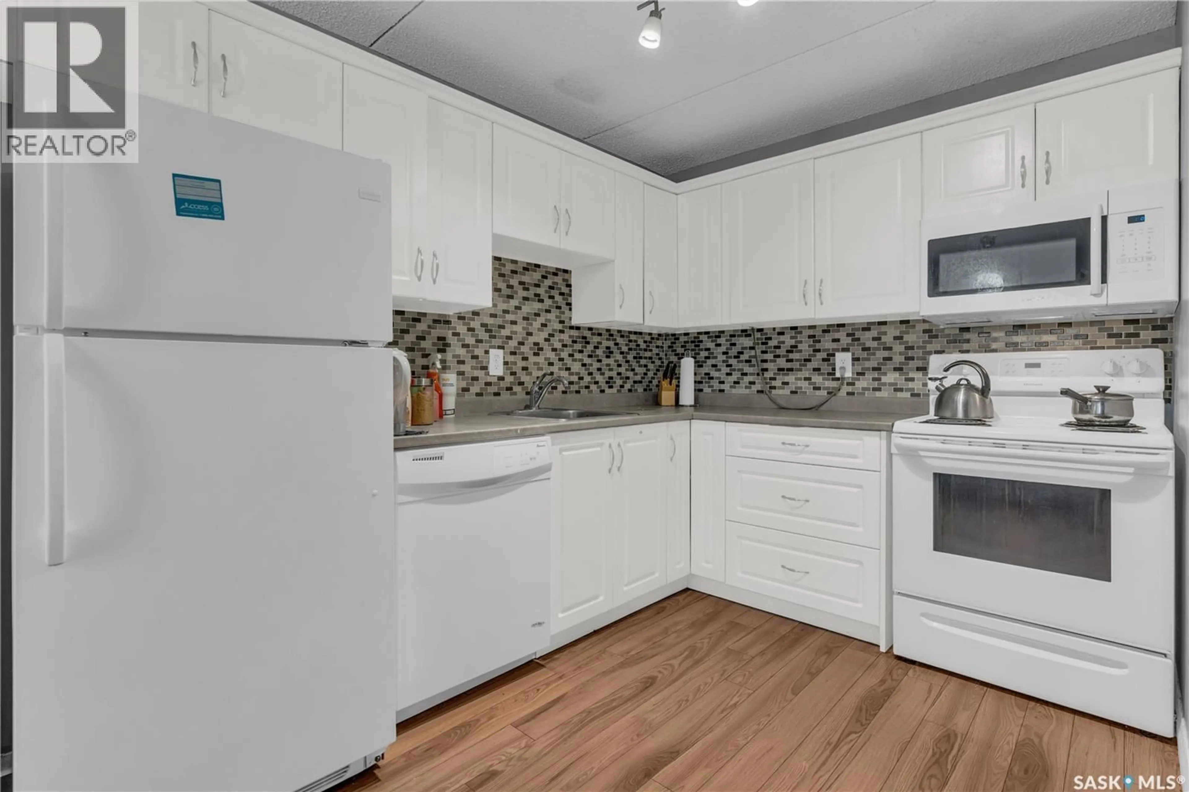 Standard kitchen, unknown for 101 - 2125 OSLER STREET, Regina Saskatchewan S4P4G9