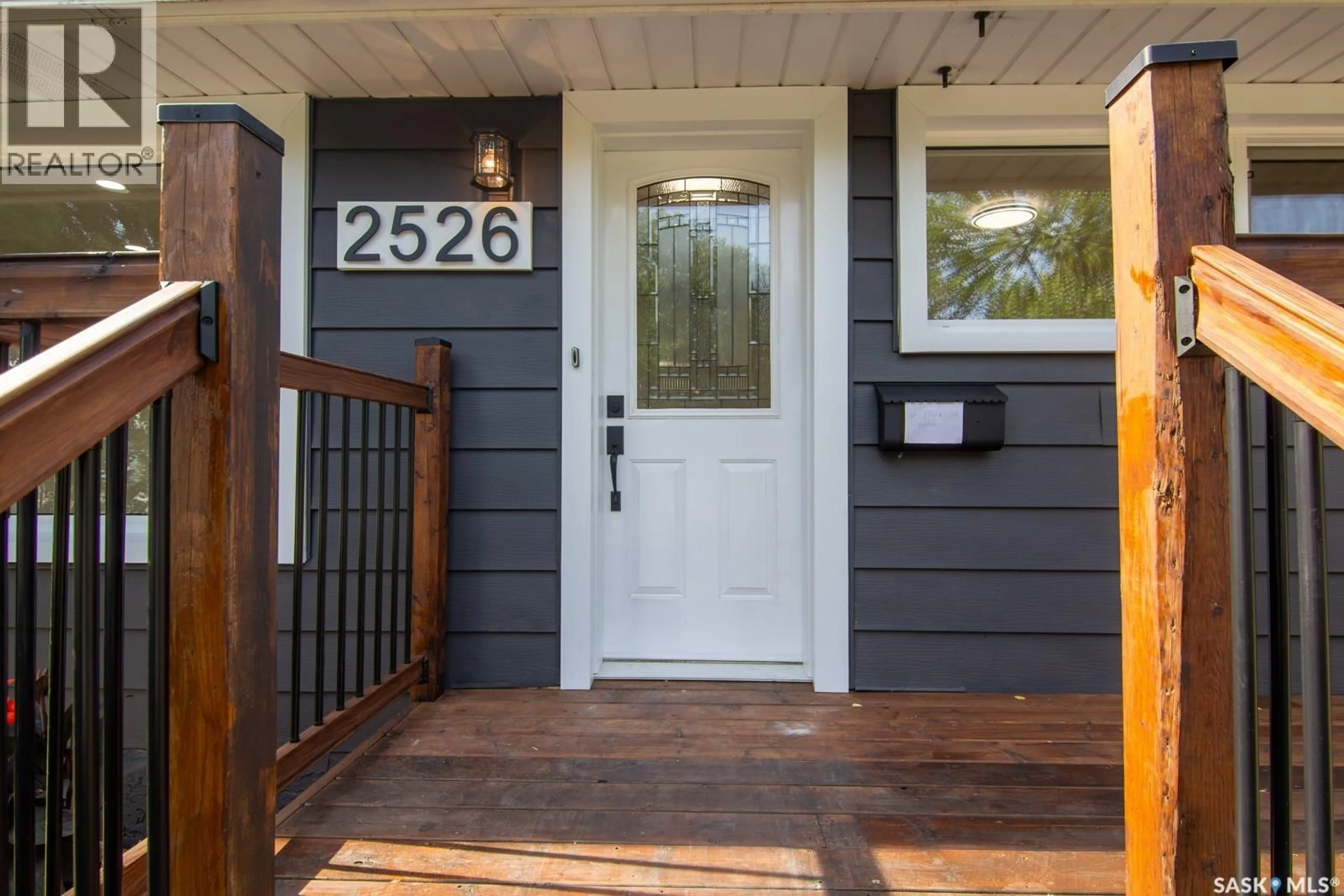 Indoor entryway for 2526 BROADWAY AVENUE, Saskatoon Saskatchewan S7J0Z2