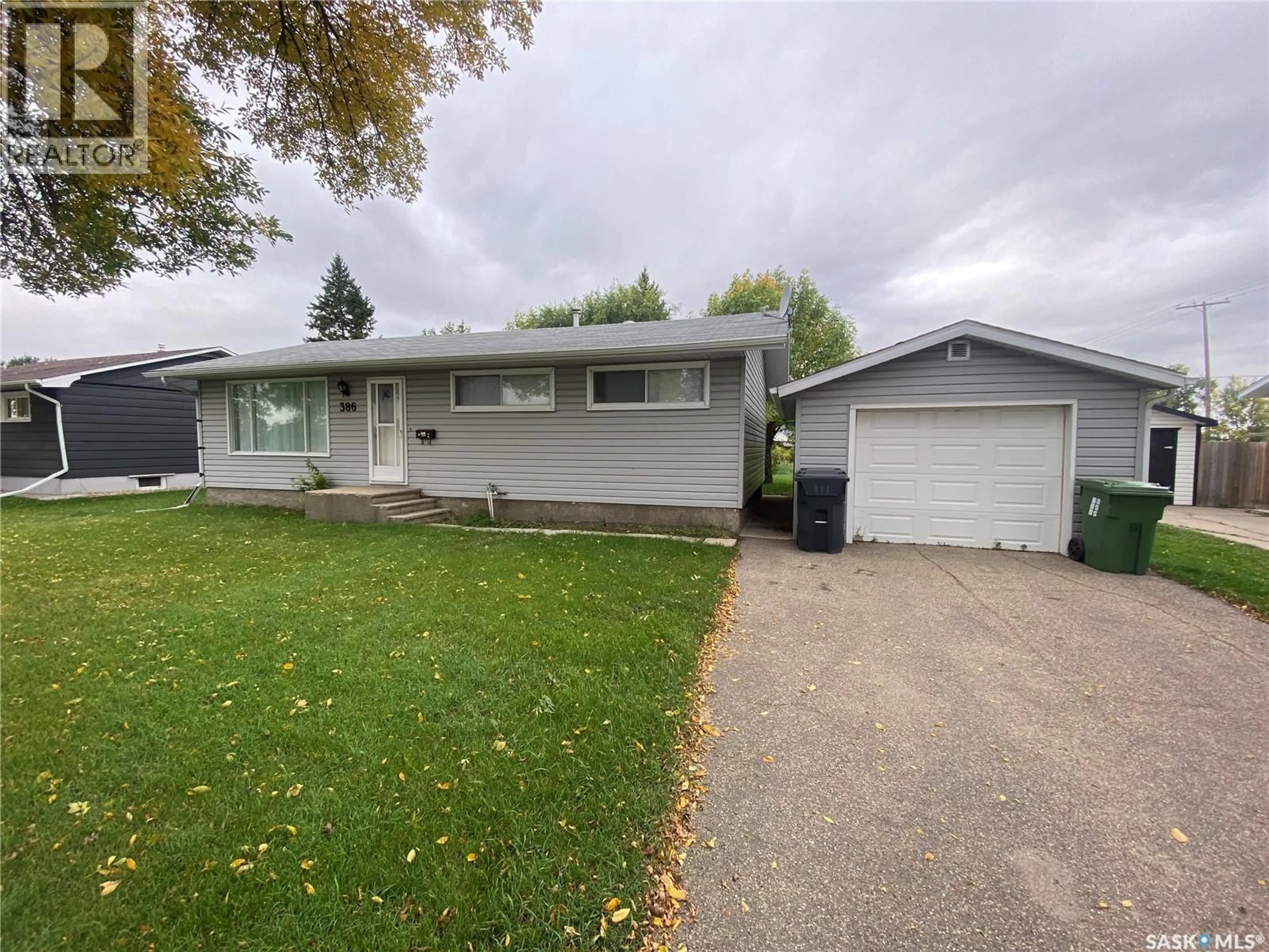 Home with vinyl exterior material, street for 386 VICTORIA AVENUE, Yorkton Saskatchewan S3N1T6