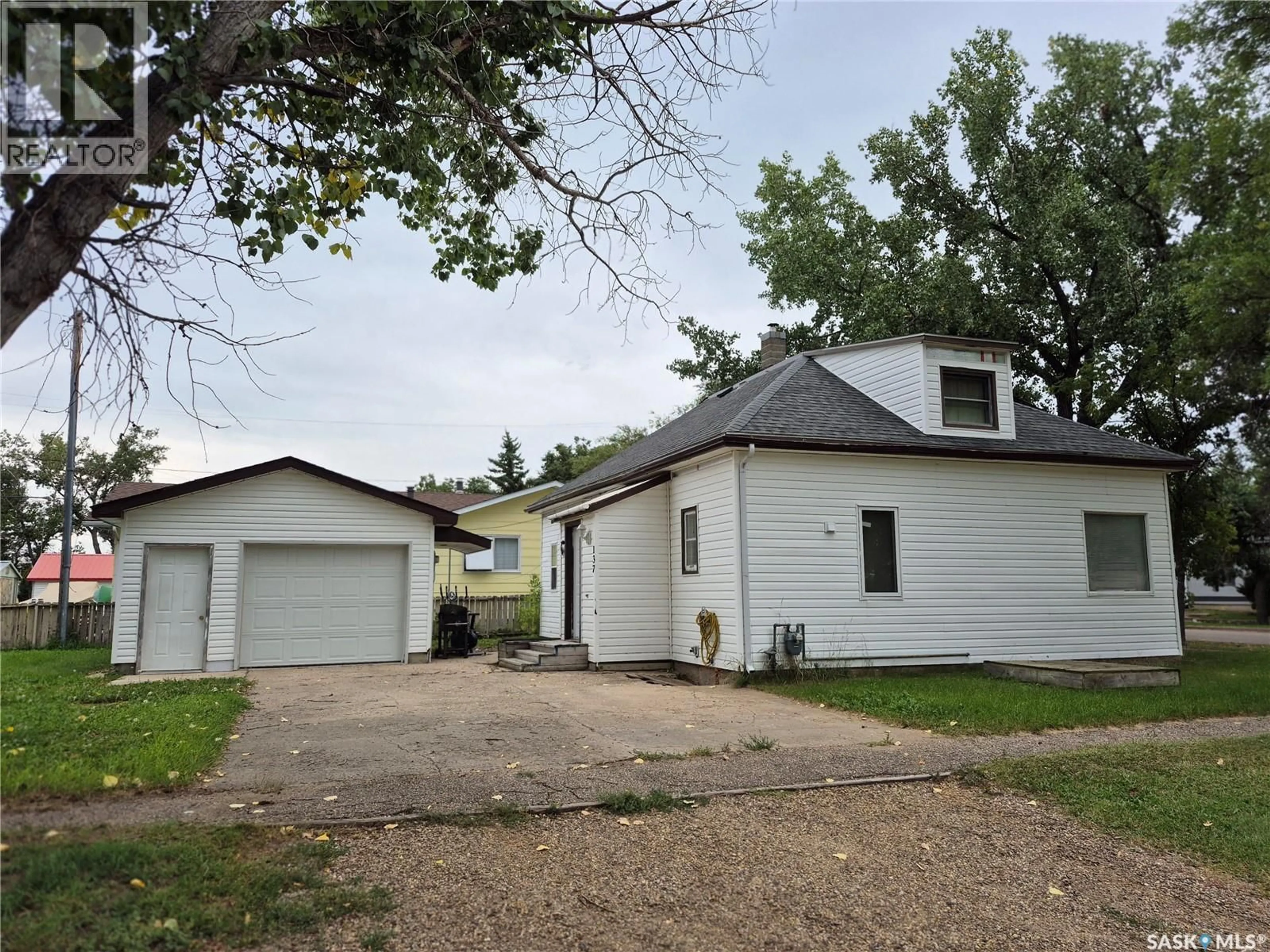 A pic from outside/outdoor area/front of a property/back of a property/a pic from drone, street for 137 2ND STREET, Ponteix Saskatchewan S0N1Z0