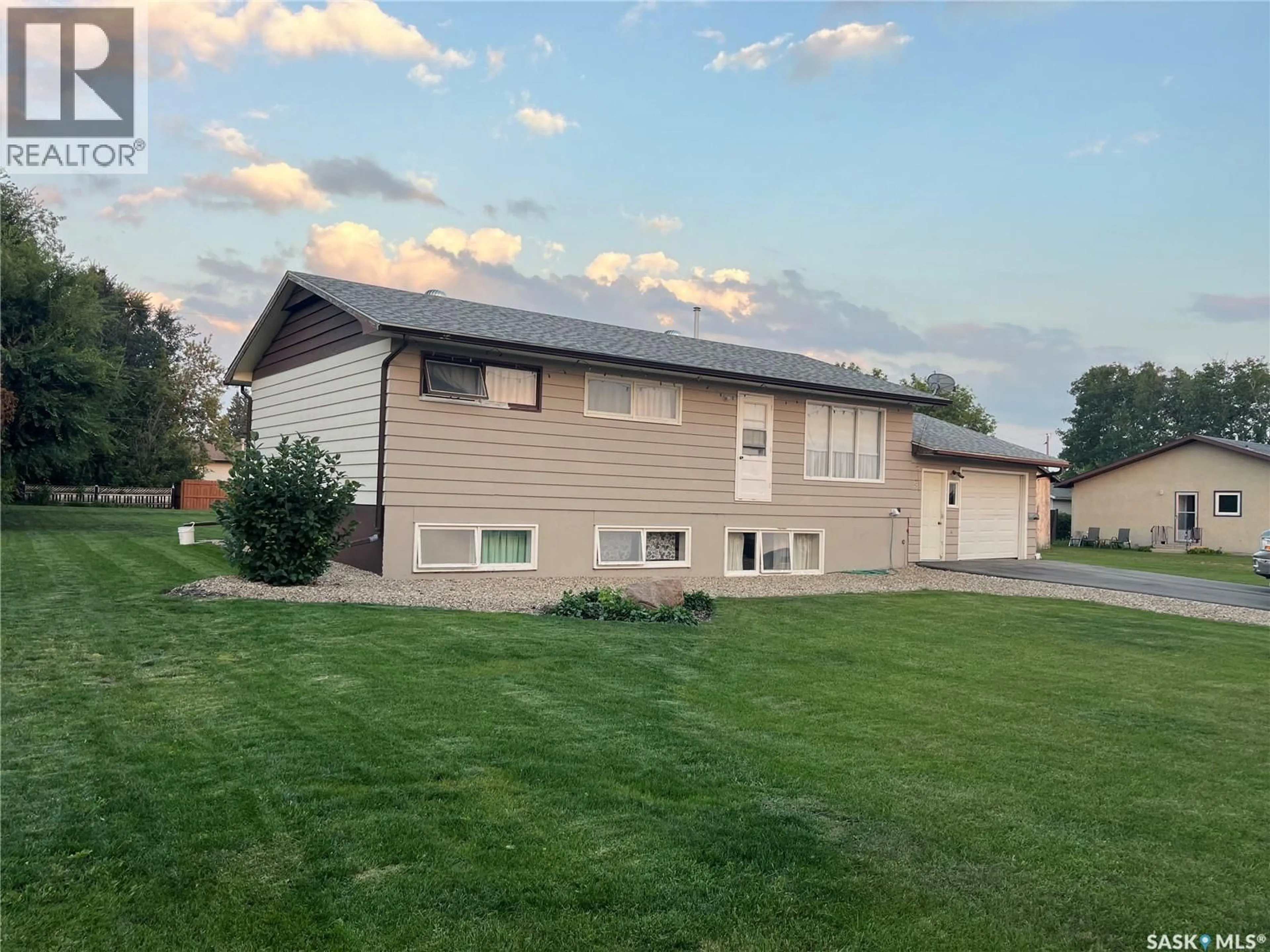 Home with vinyl exterior material, unknown for NE - 40-42 6TH STREET, Wadena Saskatchewan S0A4J0