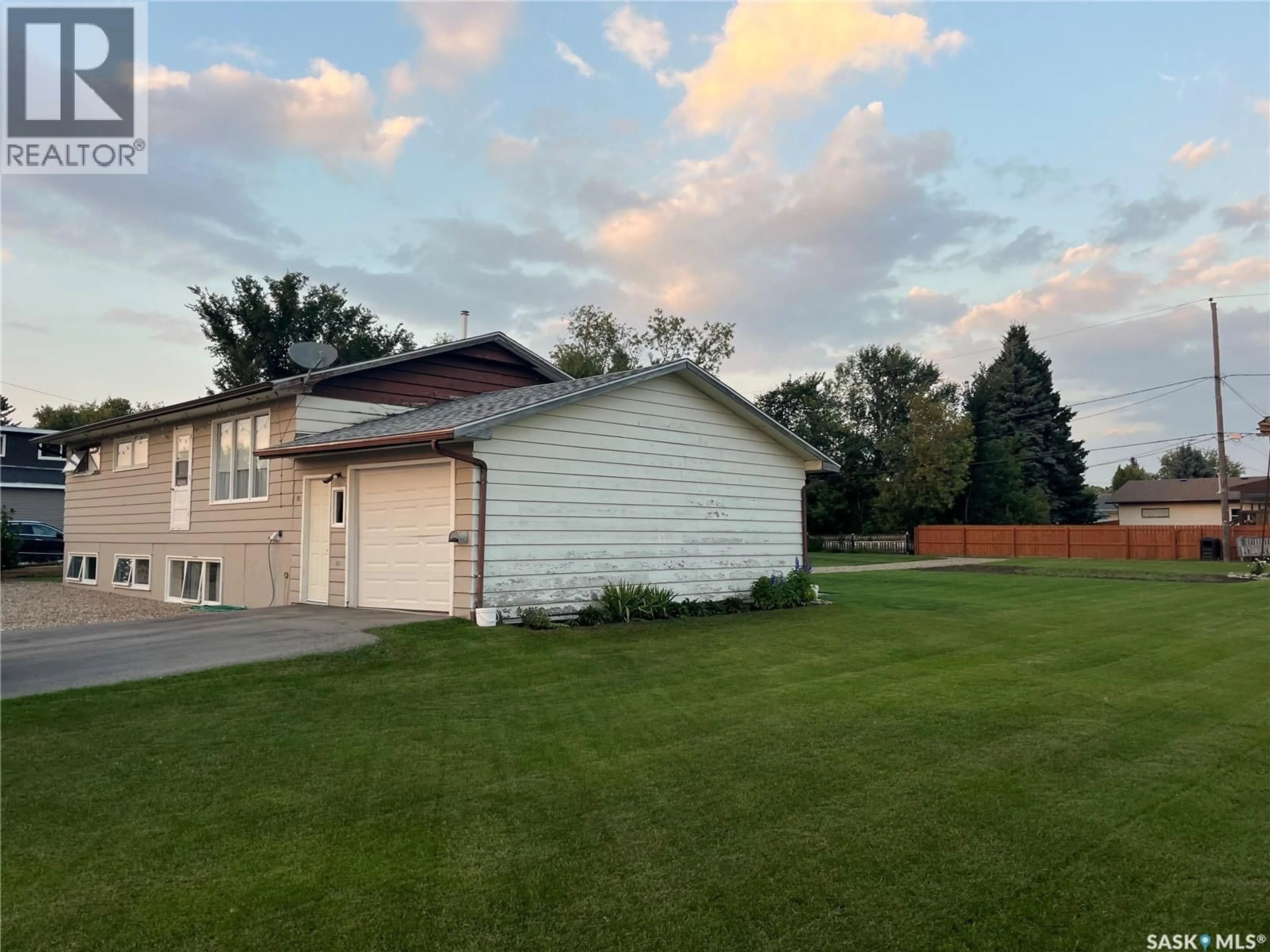 A pic from outside/outdoor area/front of a property/back of a property/a pic from drone, unknown for NE - 40-42 6TH STREET, Wadena Saskatchewan S0A4J0