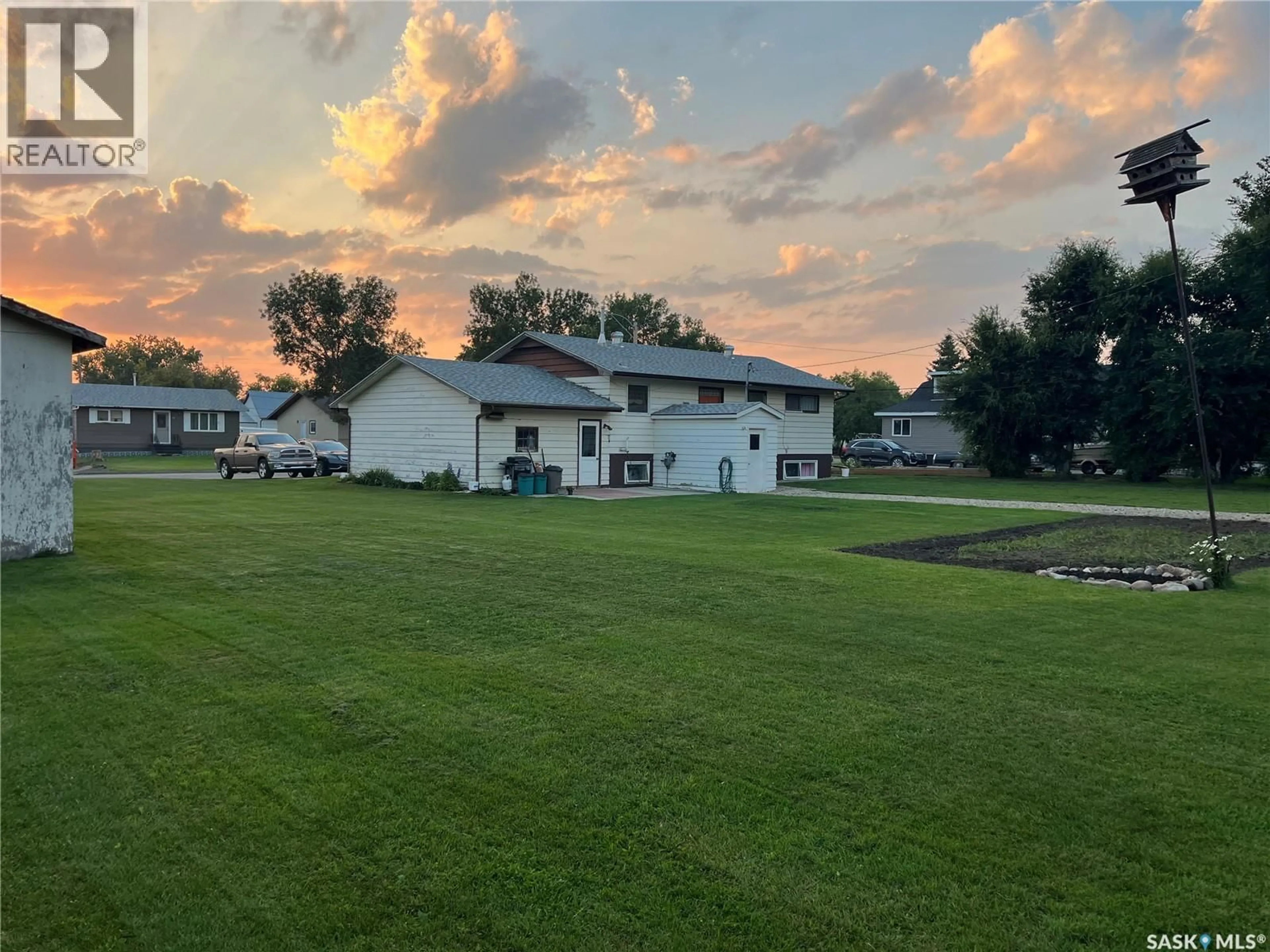 A pic from outside/outdoor area/front of a property/back of a property/a pic from drone, unknown for NE - 40-42 6TH STREET, Wadena Saskatchewan S0A4J0