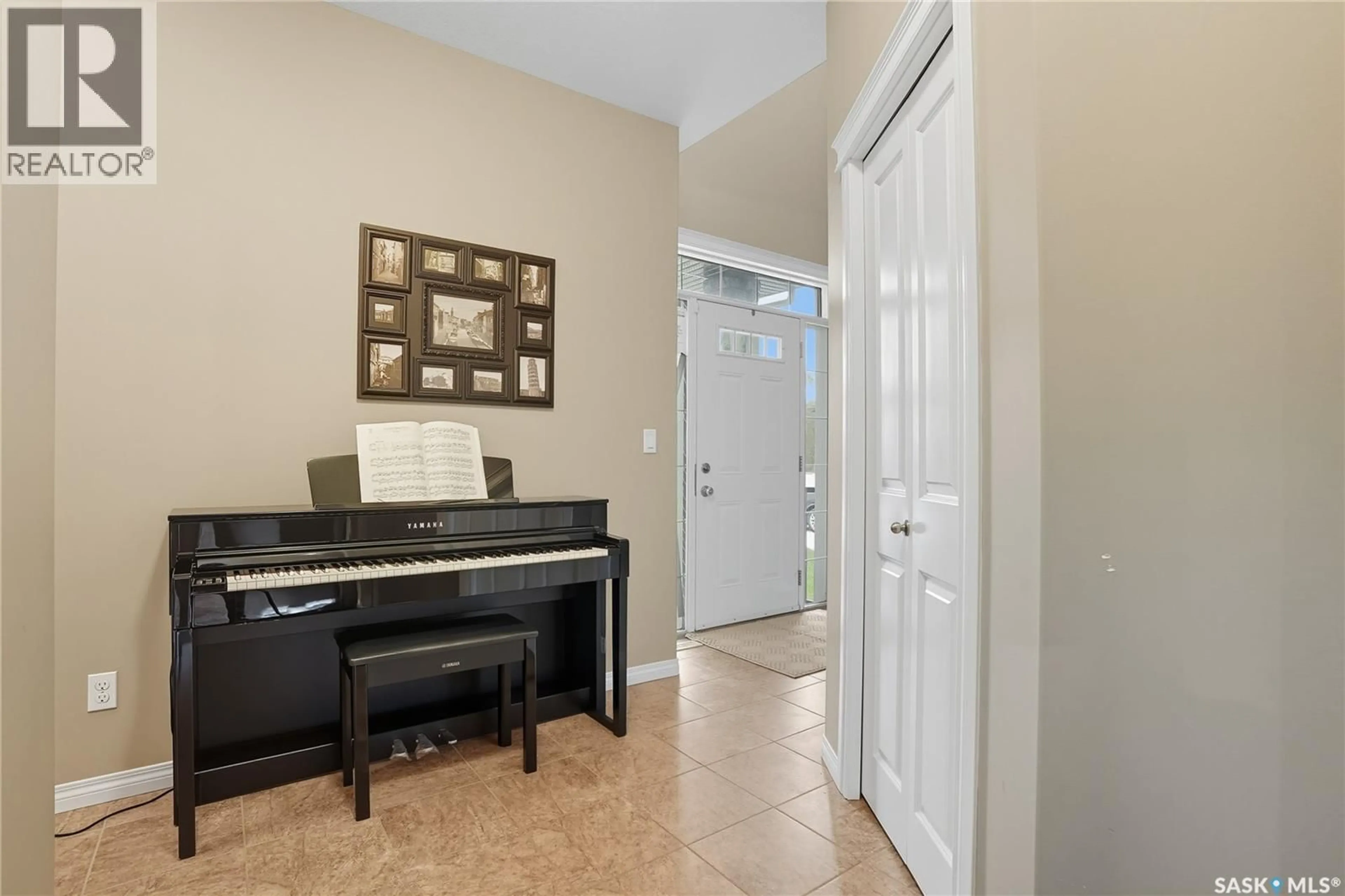 Indoor entryway for 402 LAYCOCK CRESCENT, Saskatoon Saskatchewan S7T0K2