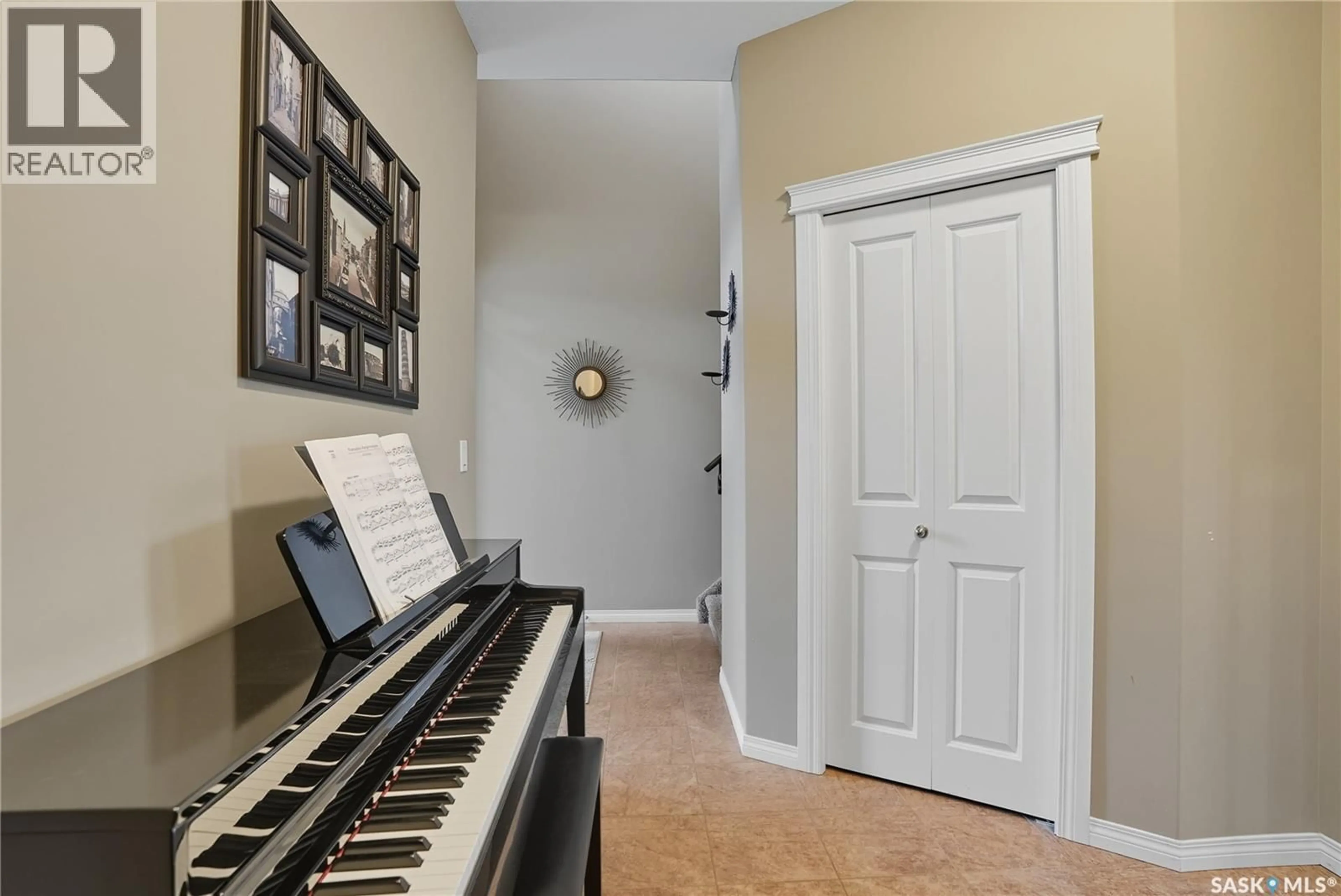 Indoor entryway for 402 LAYCOCK CRESCENT, Saskatoon Saskatchewan S7T0K2