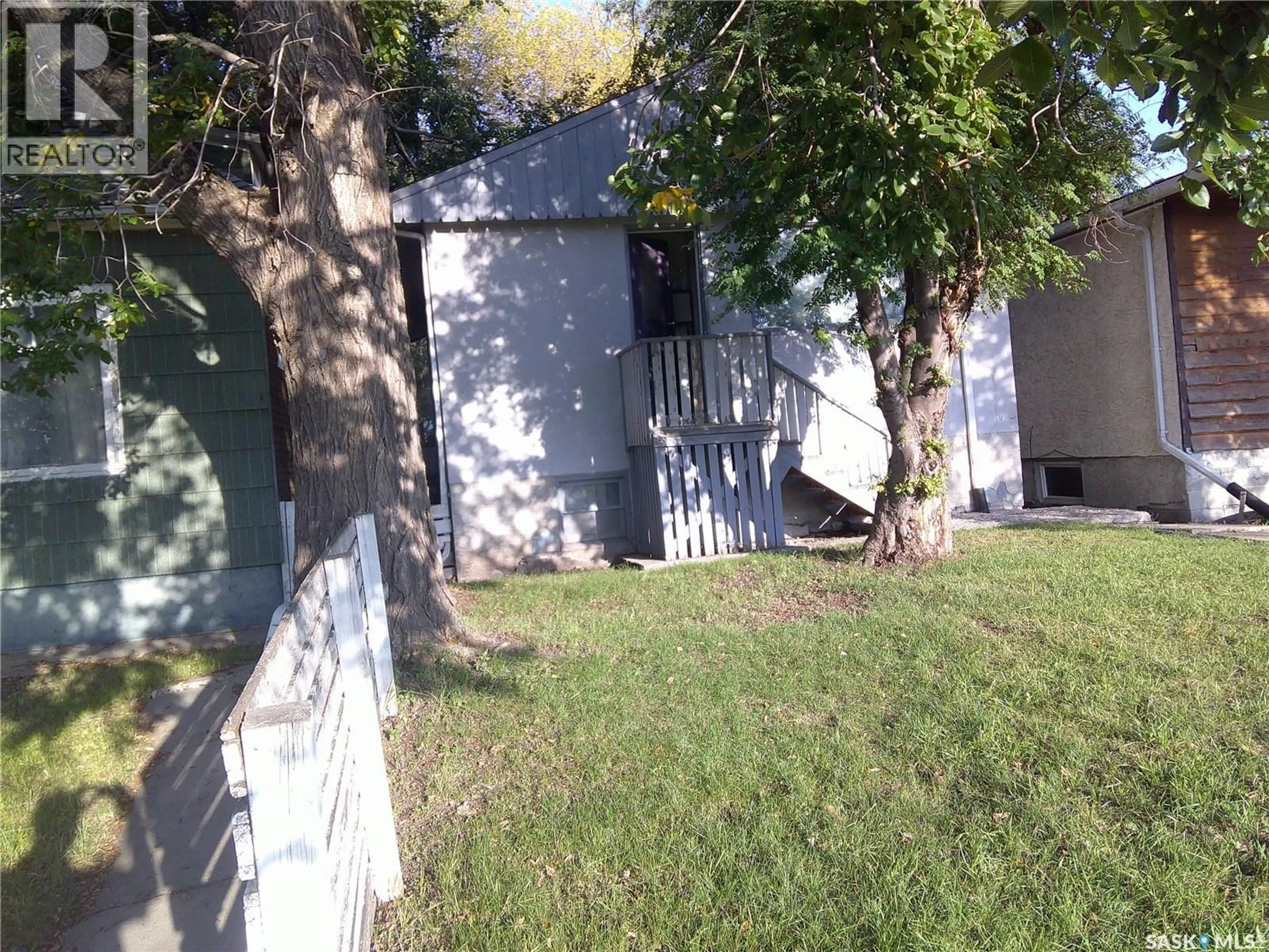 A pic from outside/outdoor area/front of a property/back of a property/a pic from drone, street for 1253 ATHOL STREET, Regina Saskatchewan S4T3C4