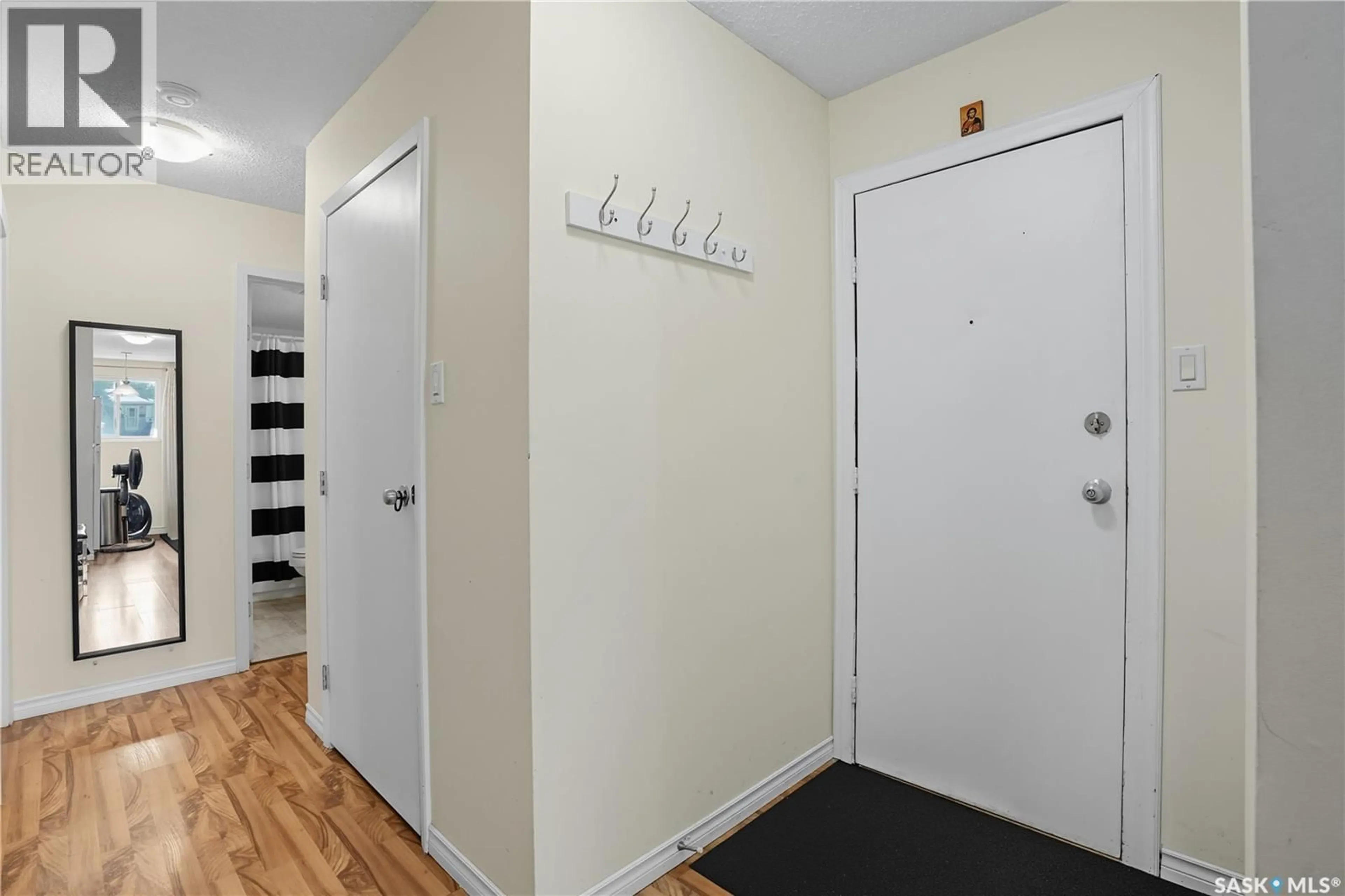 Indoor entryway for 5 116 ACADIA COURT, Saskatoon Saskatchewan S7H4T7