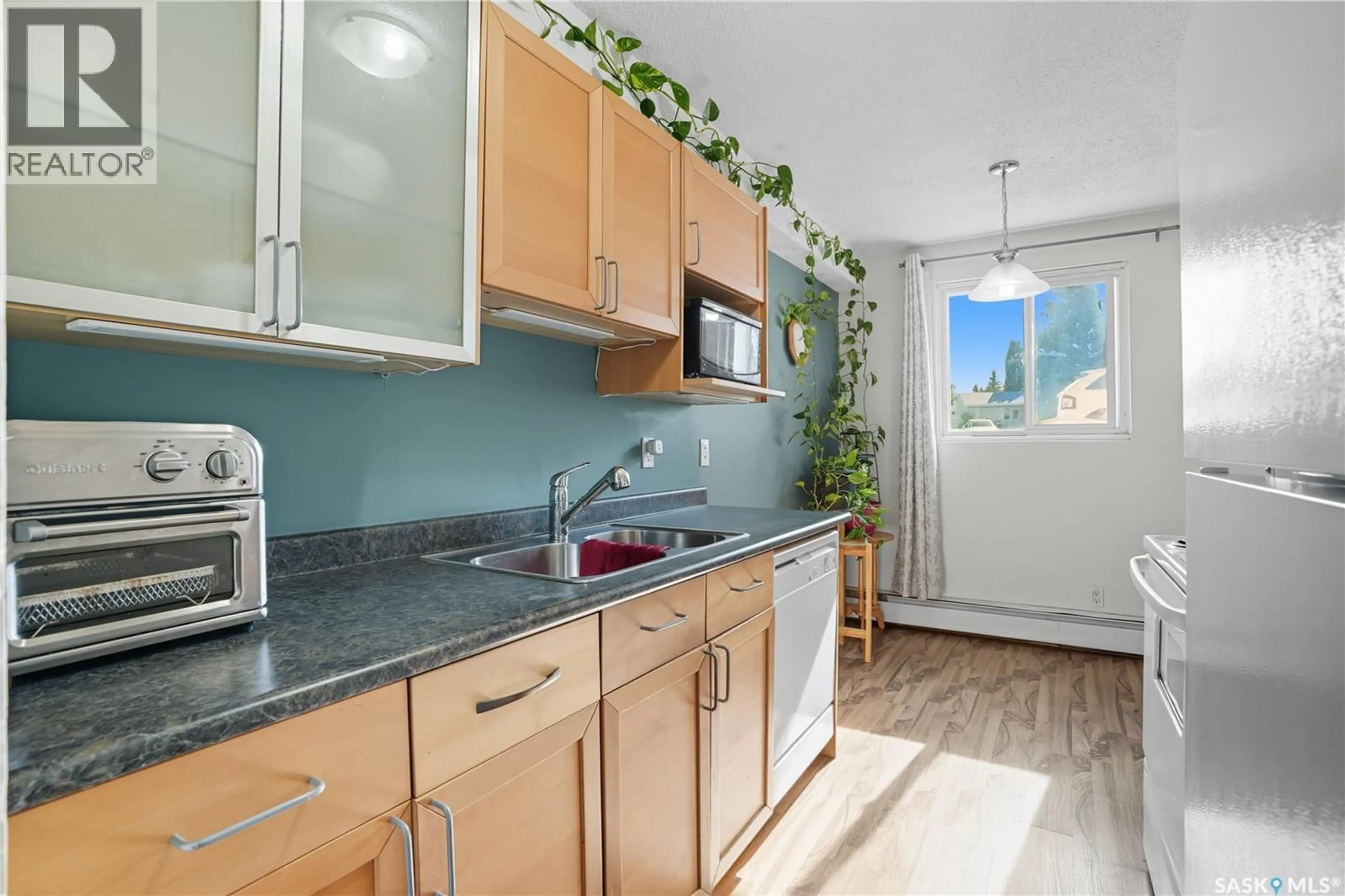 Standard kitchen, unknown for 5 116 ACADIA COURT, Saskatoon Saskatchewan S7H4T7