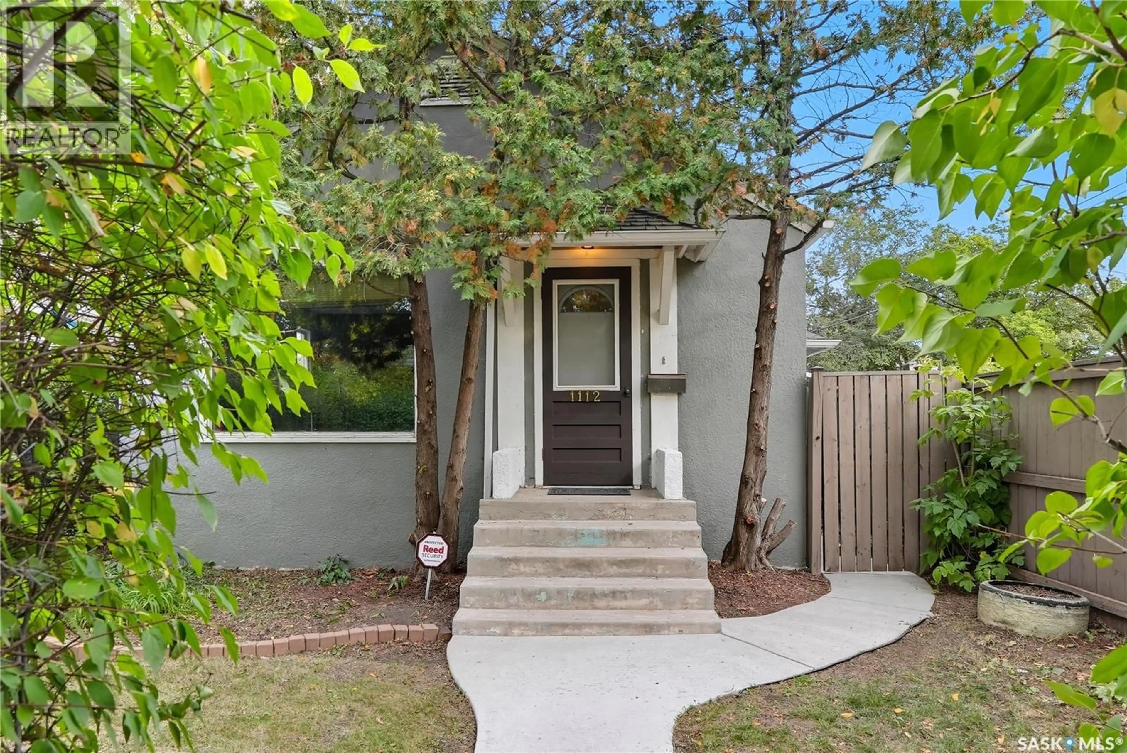 Indoor entryway for 1112 B AVENUE, Saskatoon Saskatchewan S7L1G1