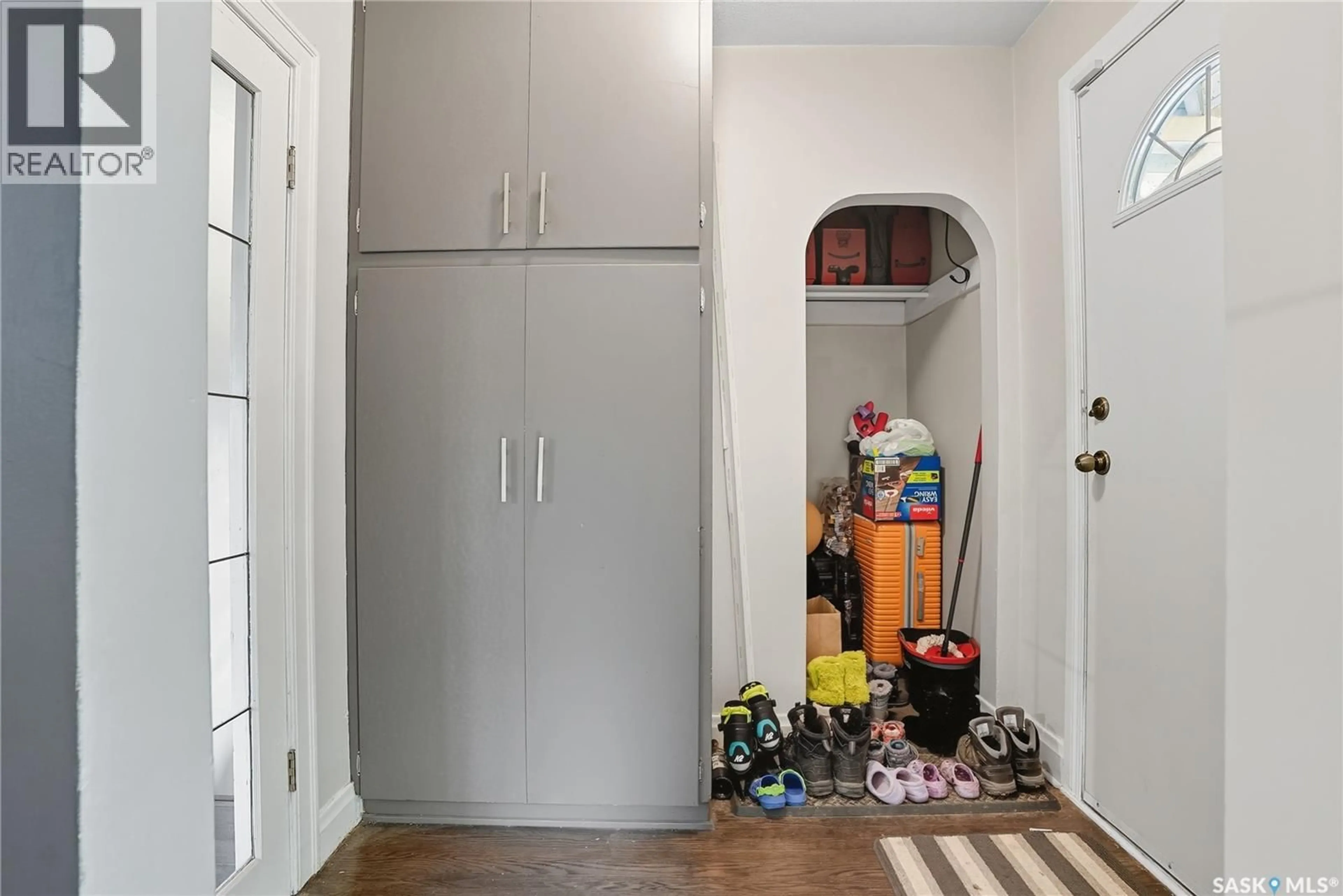 Indoor entryway for 1112 B AVENUE, Saskatoon Saskatchewan S7L1G1