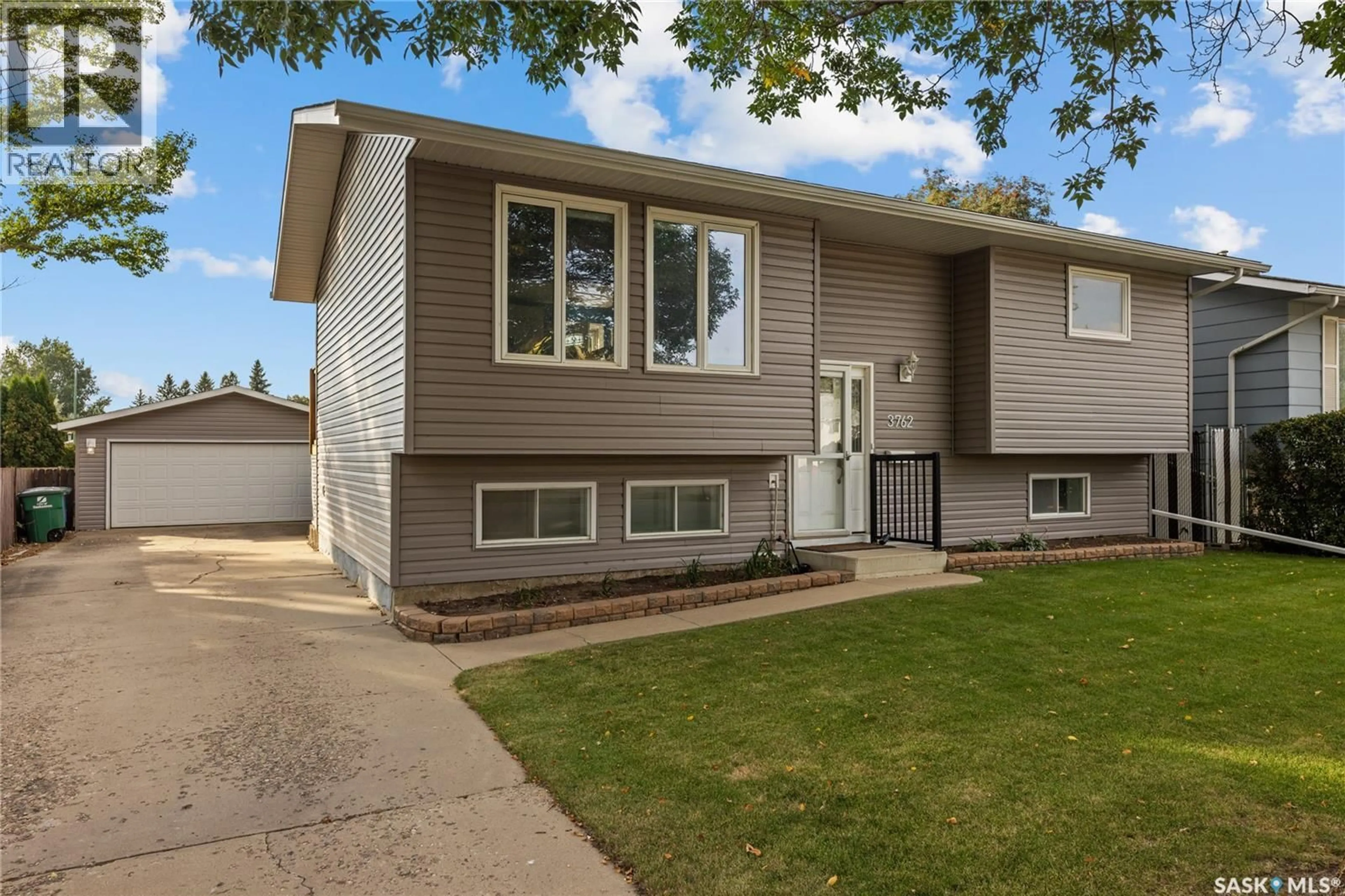 Home with vinyl exterior material, street for 3762 FAIRLIGHT DRIVE, Saskatoon Saskatchewan S7M4T5