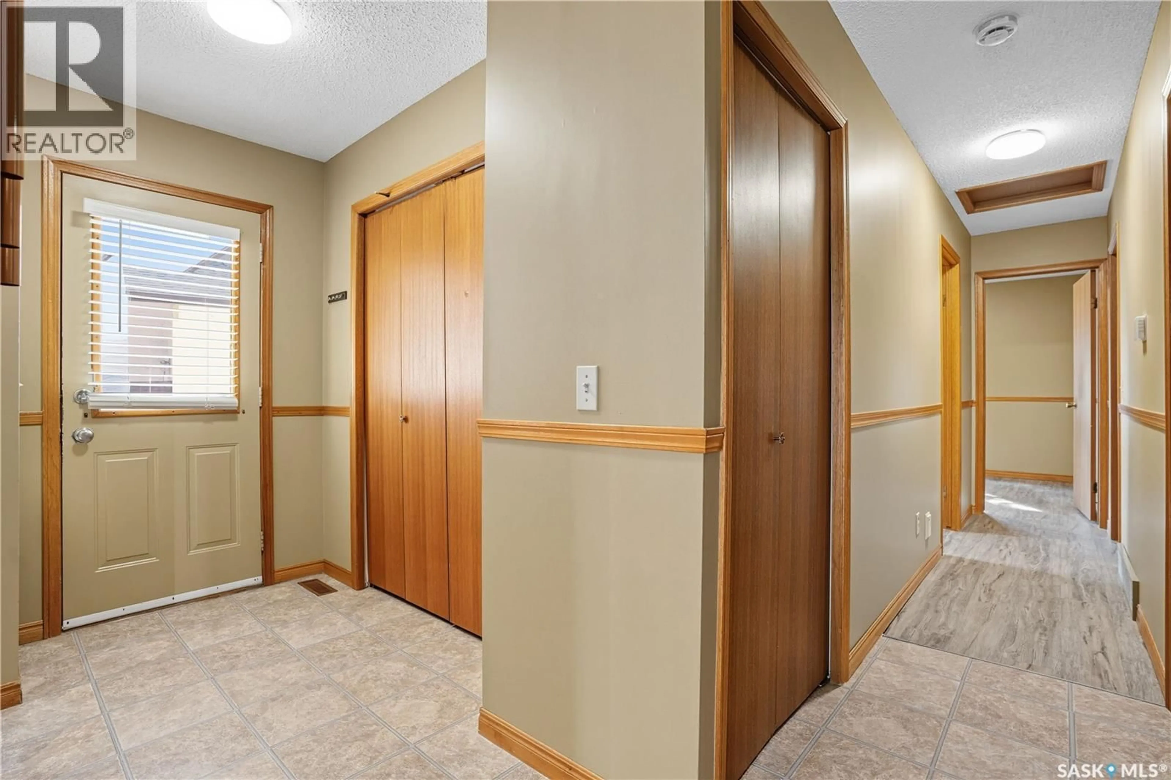 Indoor entryway for 6818 CUNNINGHAM DRIVE, Regina Saskatchewan S4X3V5
