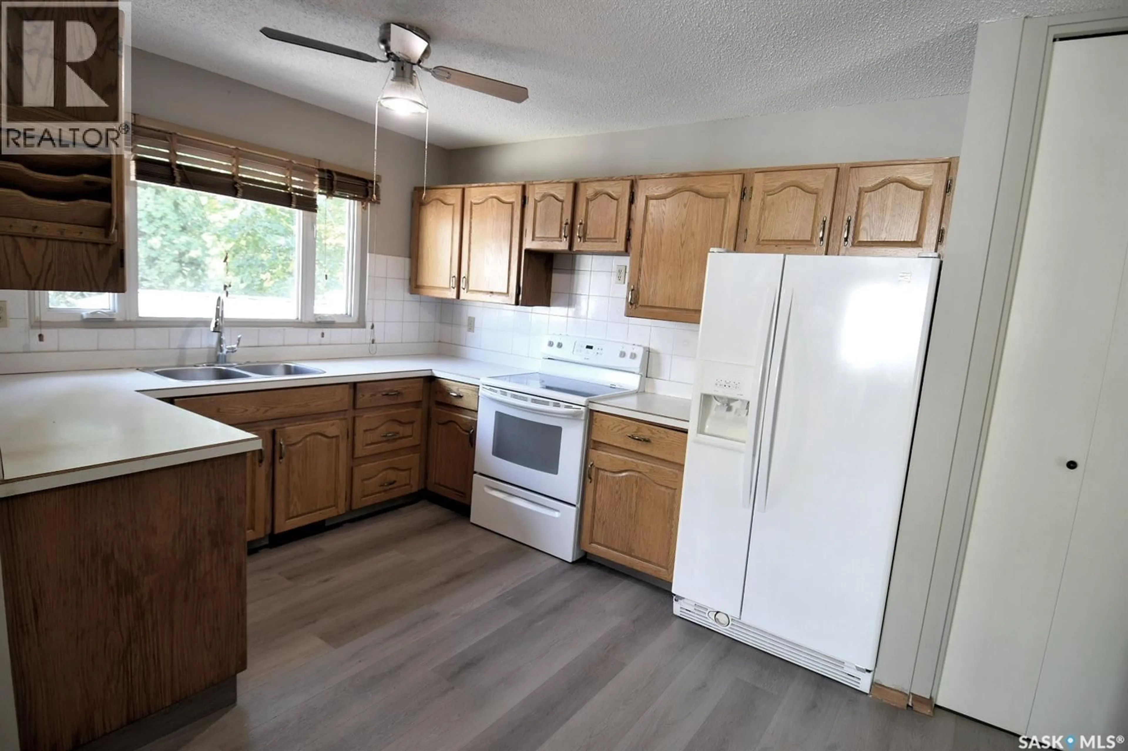Standard kitchen, wood/laminate floor for 352 CARLETON DRIVE, Saskatoon Saskatchewan S7H4C1