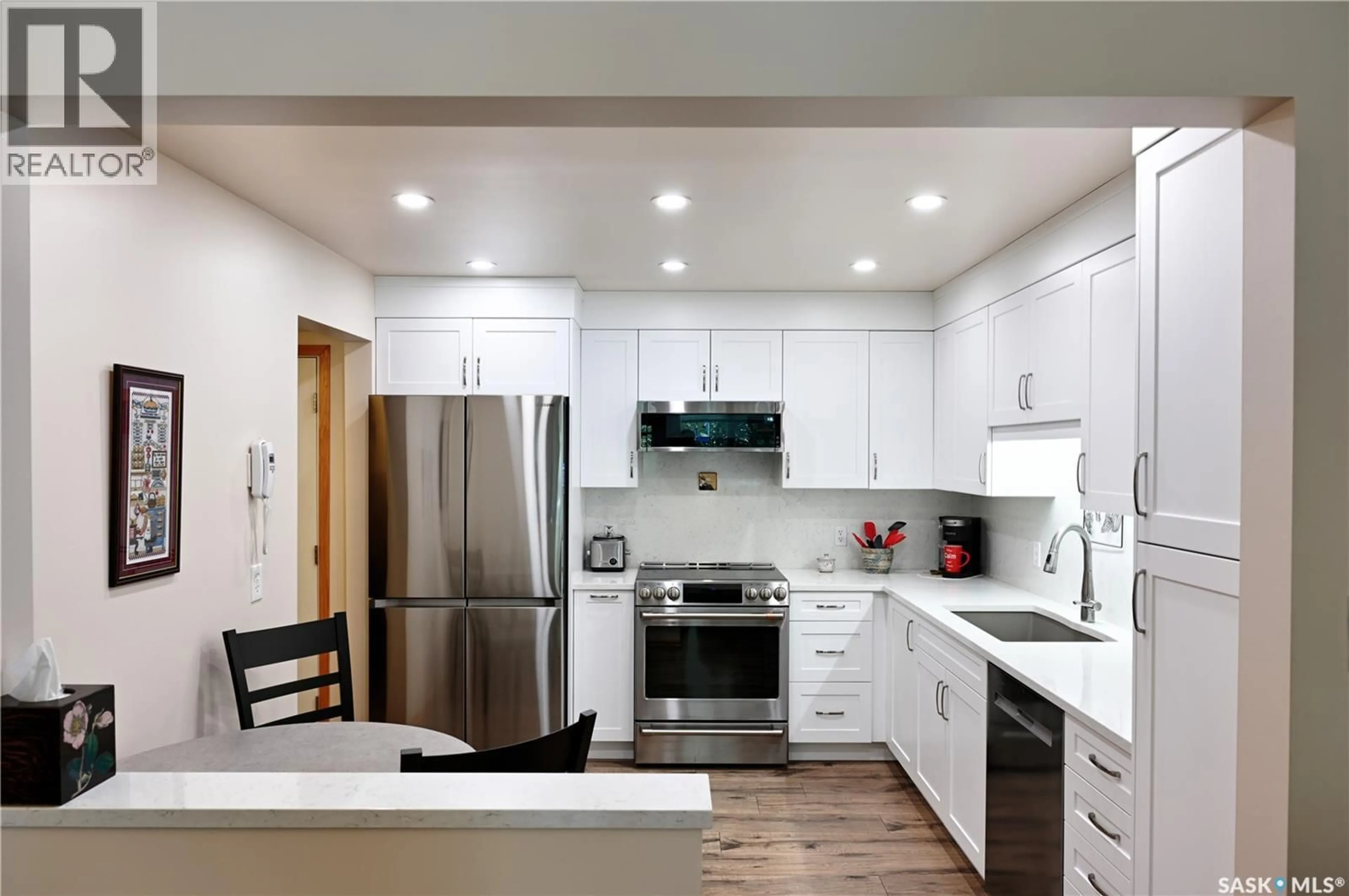 Contemporary kitchen, unknown for 305 - 132 PINEHOUSE DRIVE, Saskatoon Saskatchewan S7K7Z4