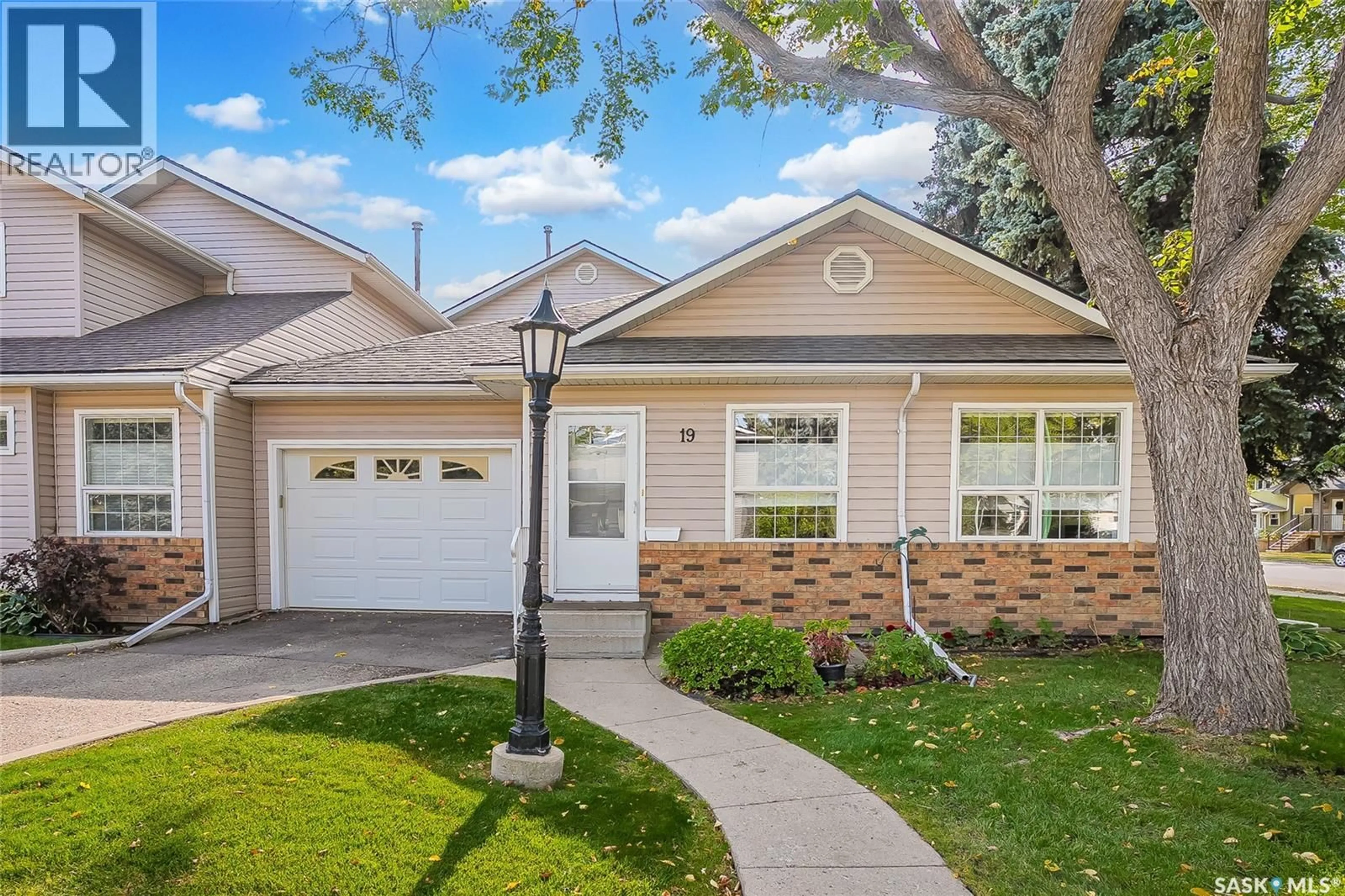 Home with vinyl exterior material, street for 102 - 19 WILLOW STREET, Saskatoon Saskatchewan S7J0C2