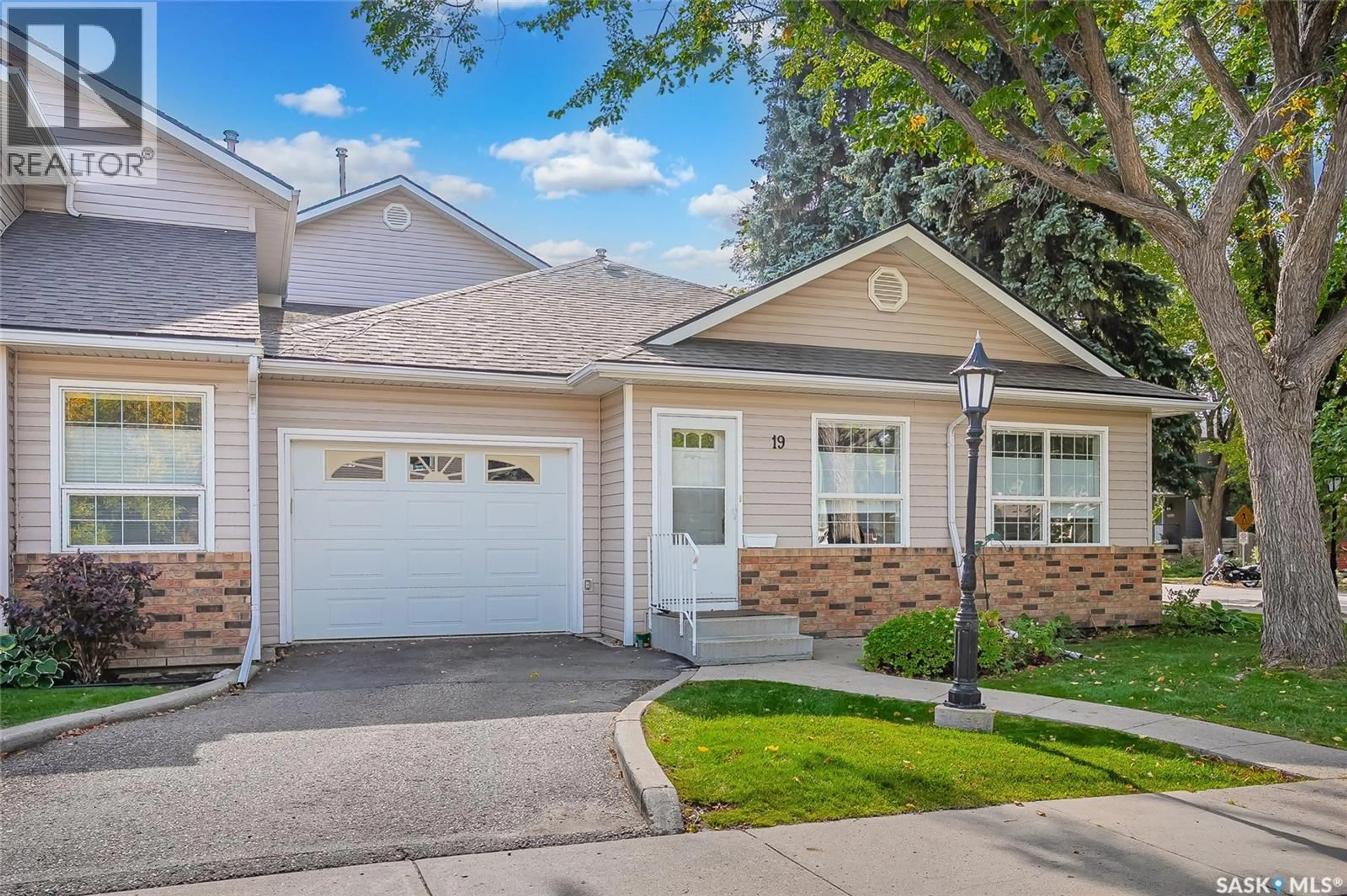 Home with vinyl exterior material, street for 102 - 19 WILLOW STREET, Saskatoon Saskatchewan S7J0C2