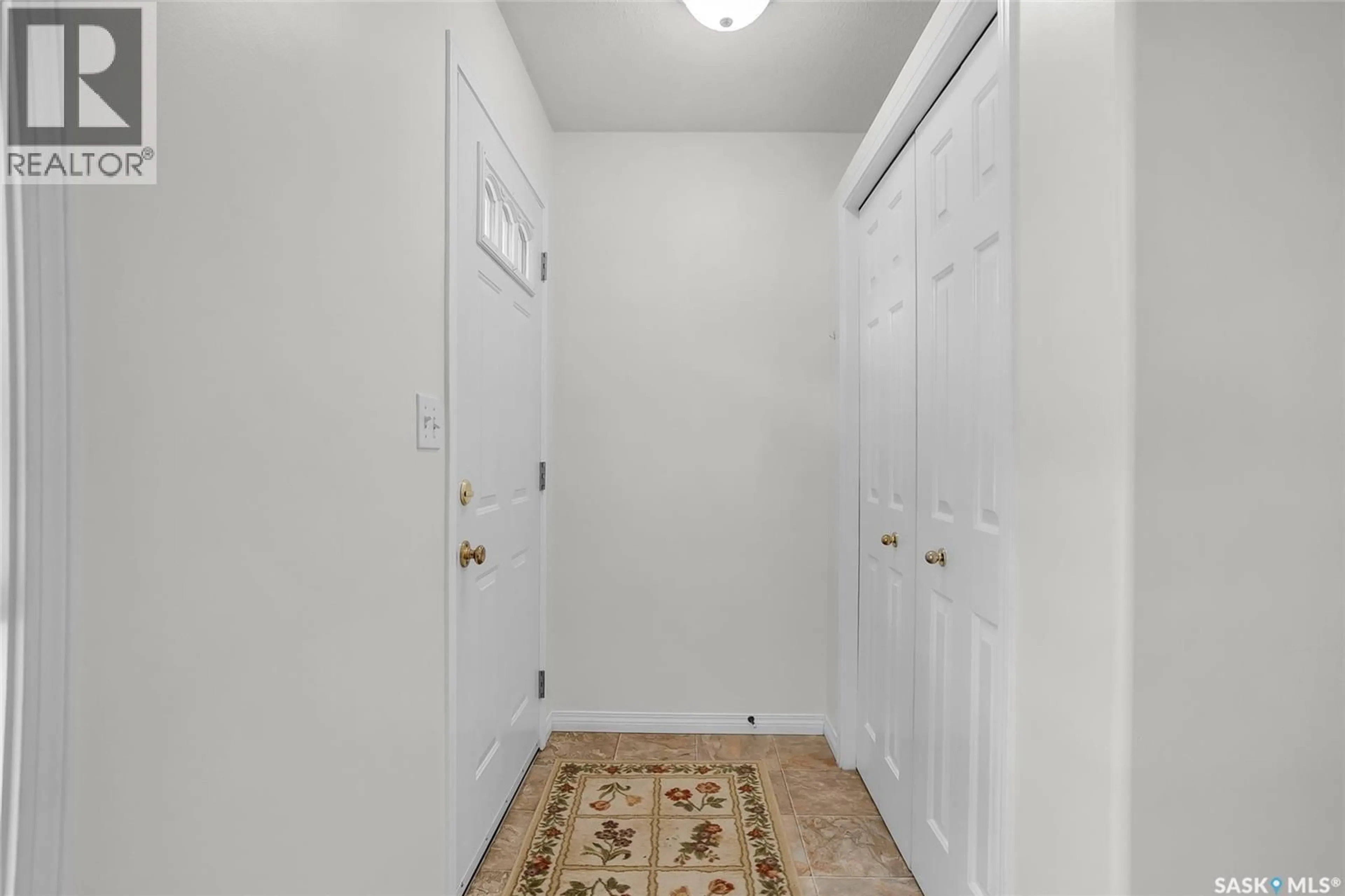 Indoor entryway for 102 - 19 WILLOW STREET, Saskatoon Saskatchewan S7J0C2