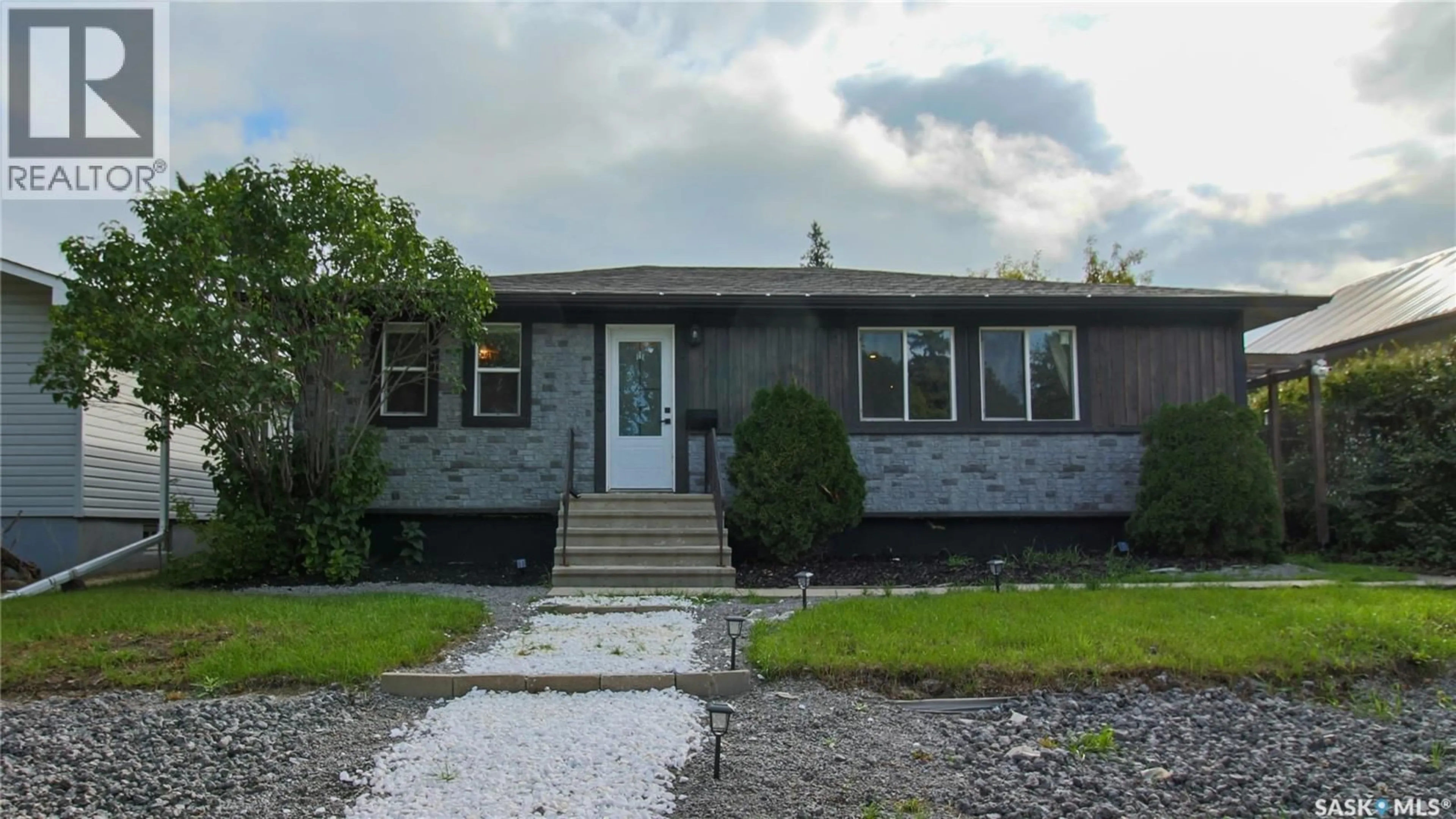Home with vinyl exterior material, street for 2843 PARK STREET, Regina Saskatchewan S4N2H9