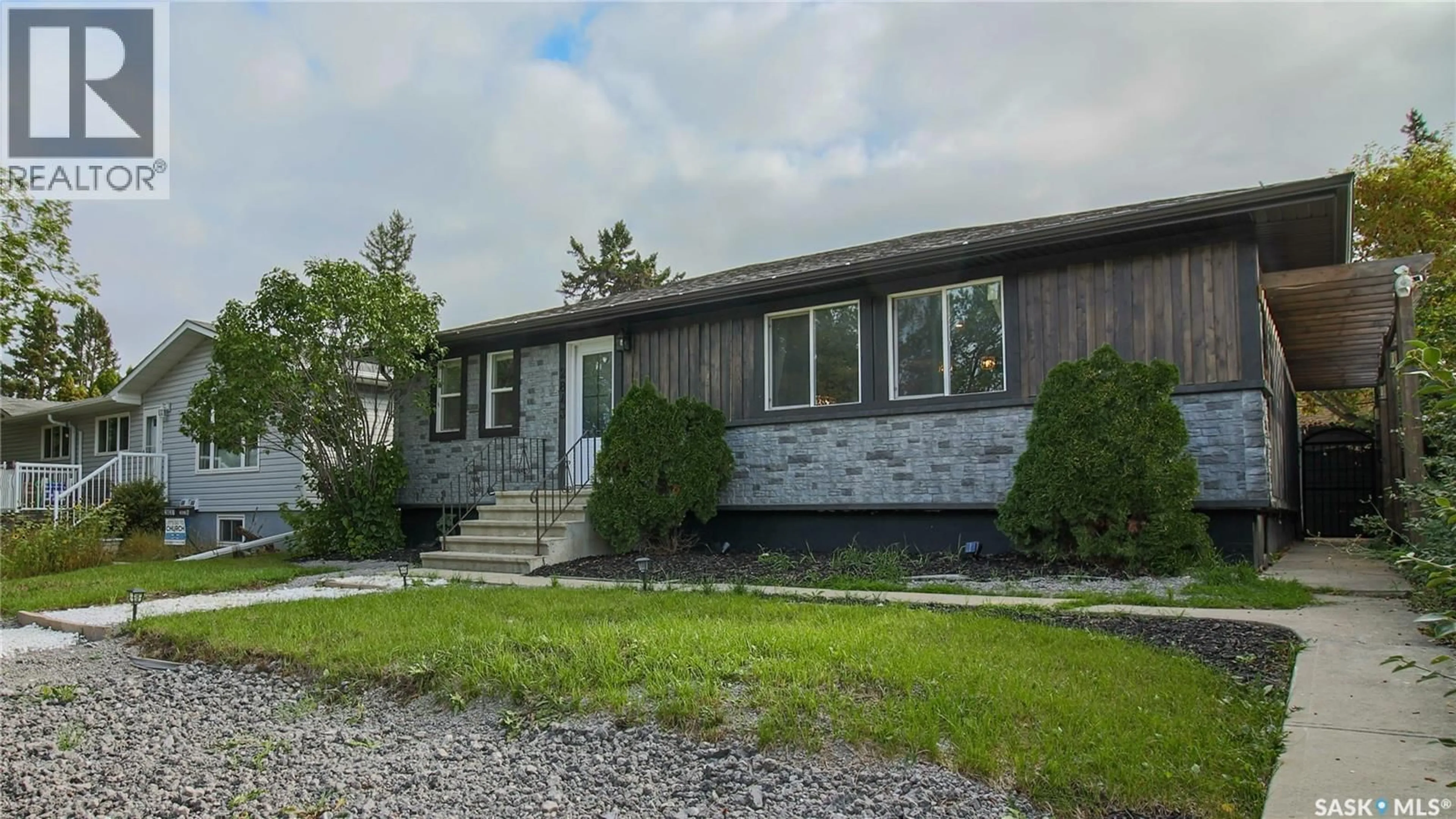 Home with vinyl exterior material, street for 2843 PARK STREET, Regina Saskatchewan S4N2H9