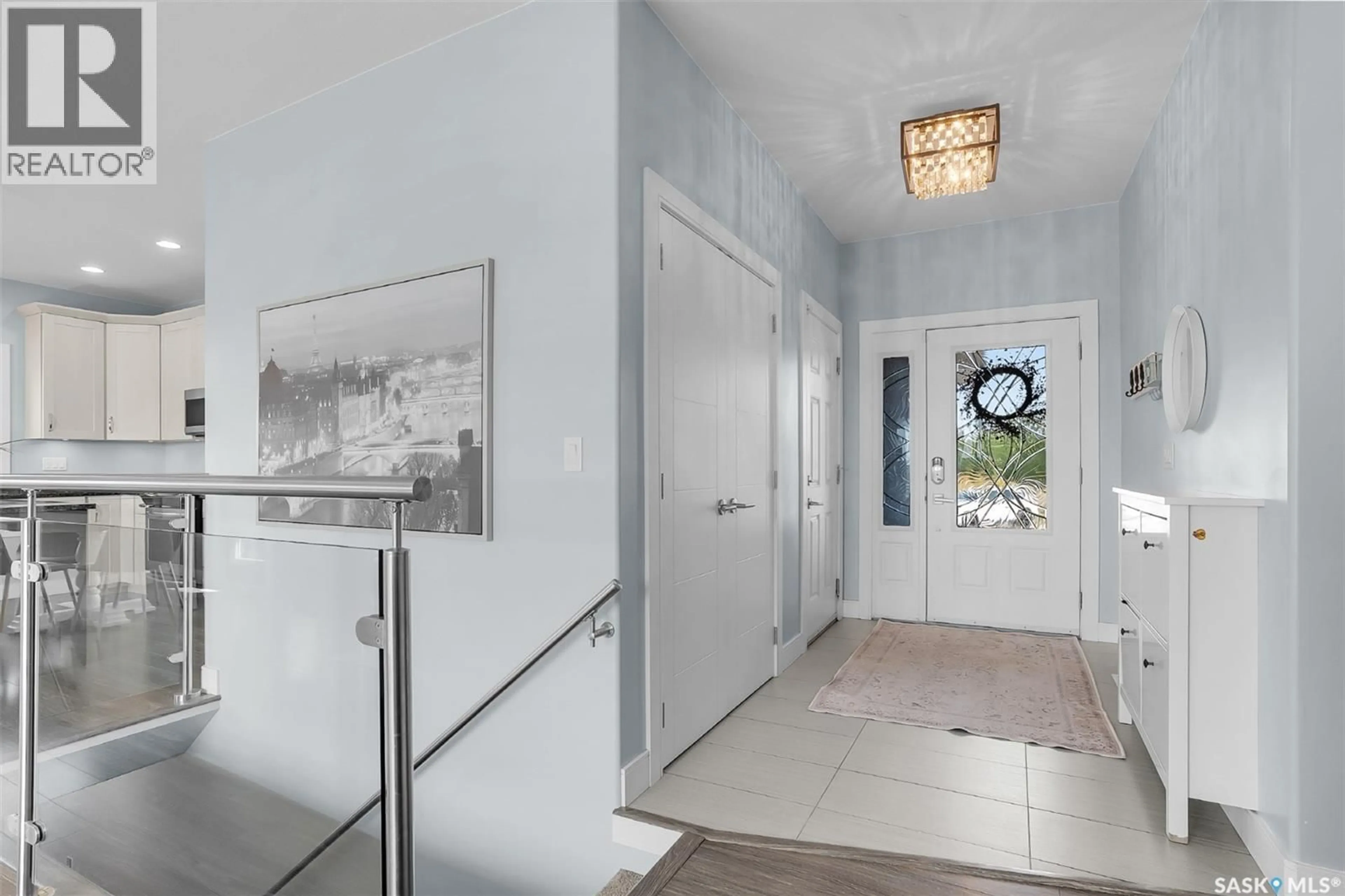 Indoor foyer for 25 SOUTH COUNTRY ROAD, Dundurn Rm No. 314 Saskatchewan S7C0B1