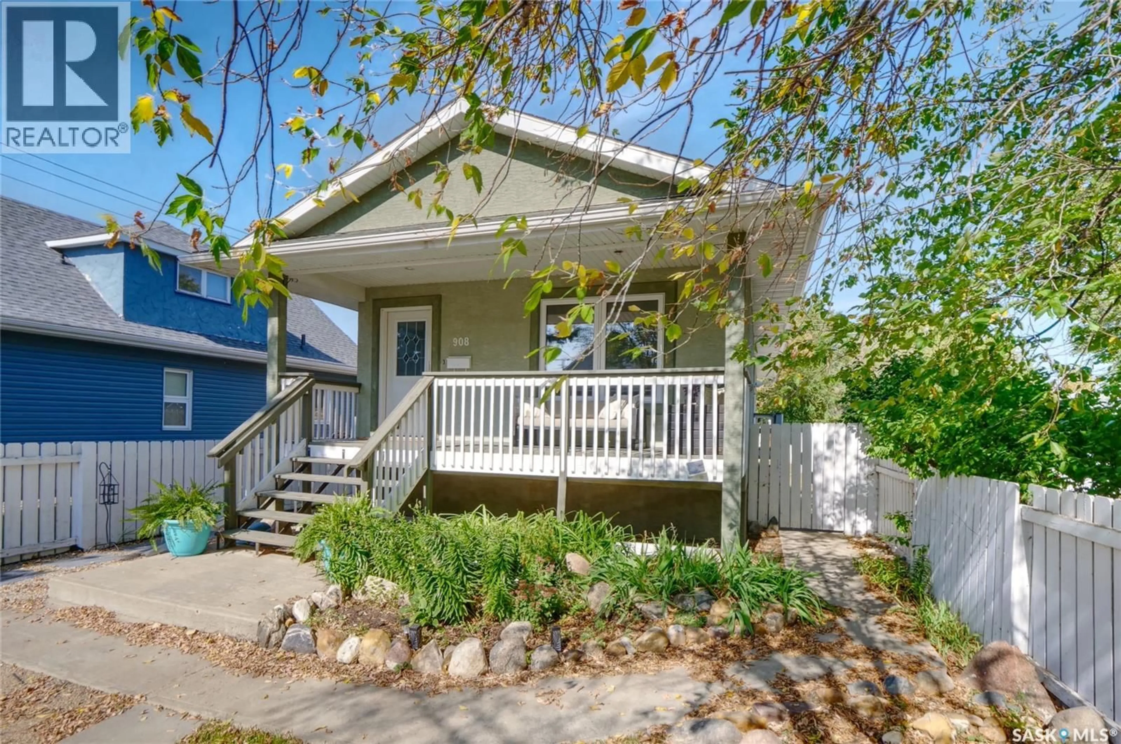 Home with vinyl exterior material, street for 908 STADACONA STREET, Moose Jaw Saskatchewan S6H0K8