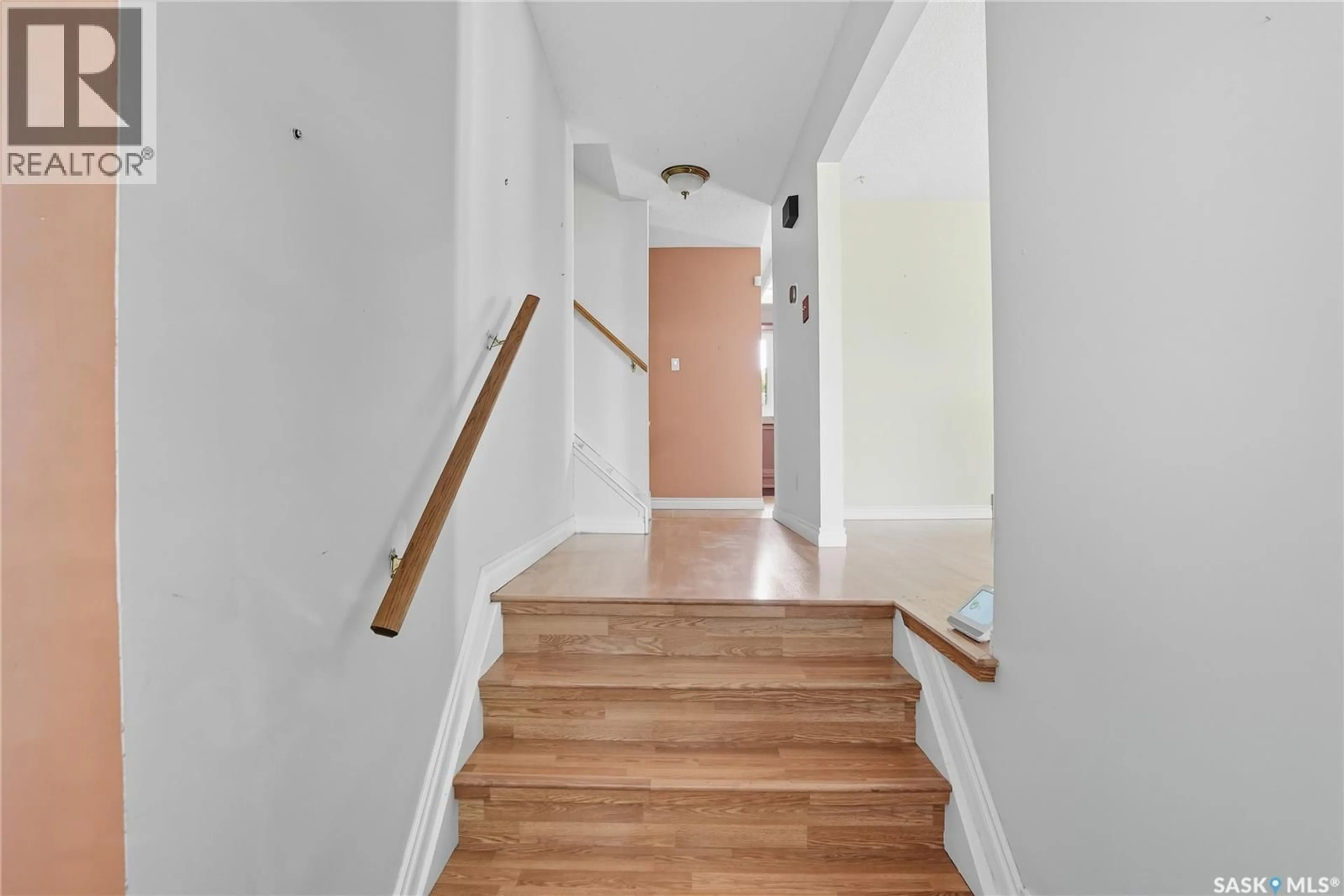 Indoor entryway for 30 CHAMPLIN CRESCENT, Saskatoon Saskatchewan S7H4T3