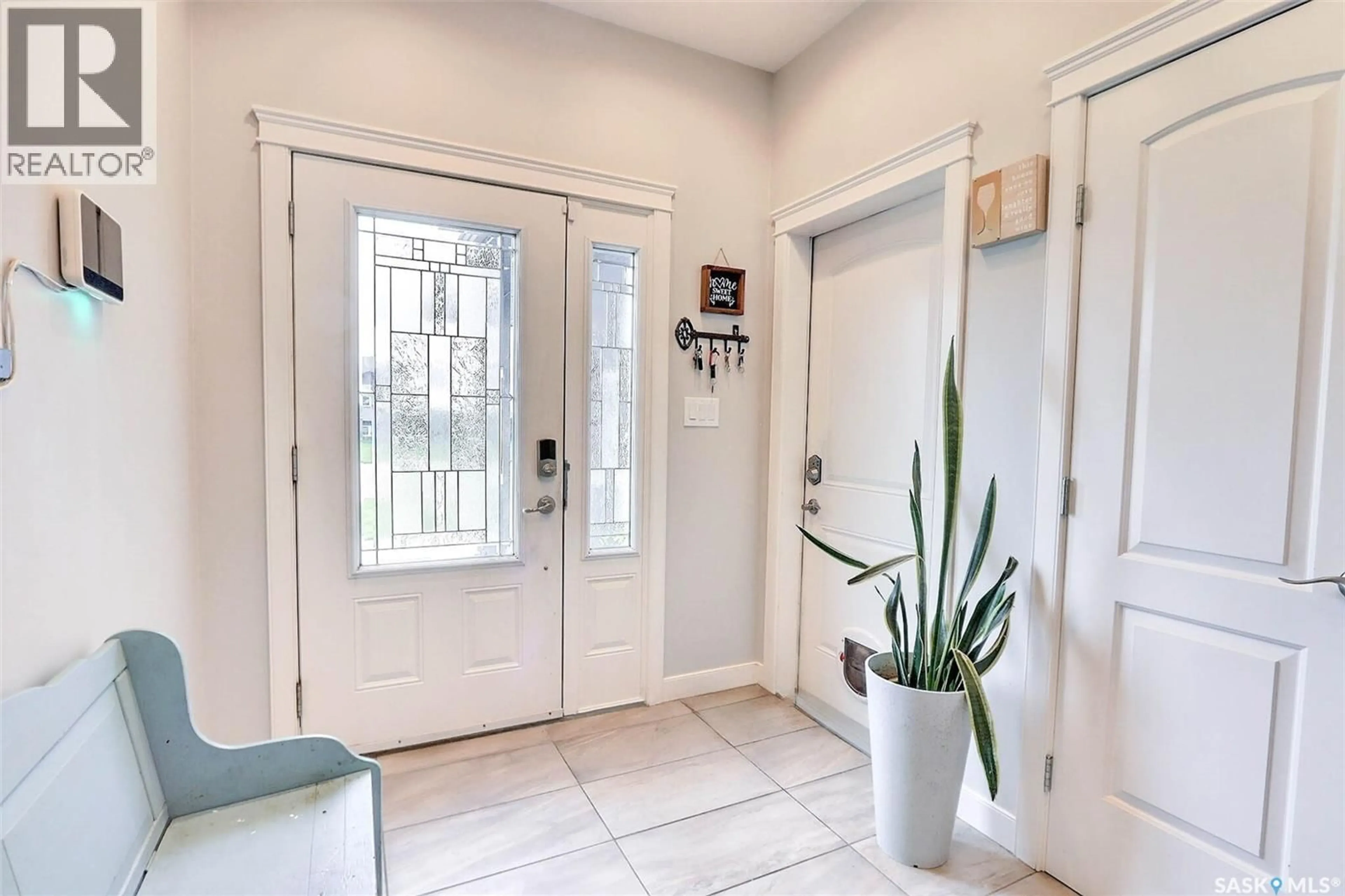 Indoor entryway for 33 SMILEY DRIVE, Prince Albert Saskatchewan S6X0B3