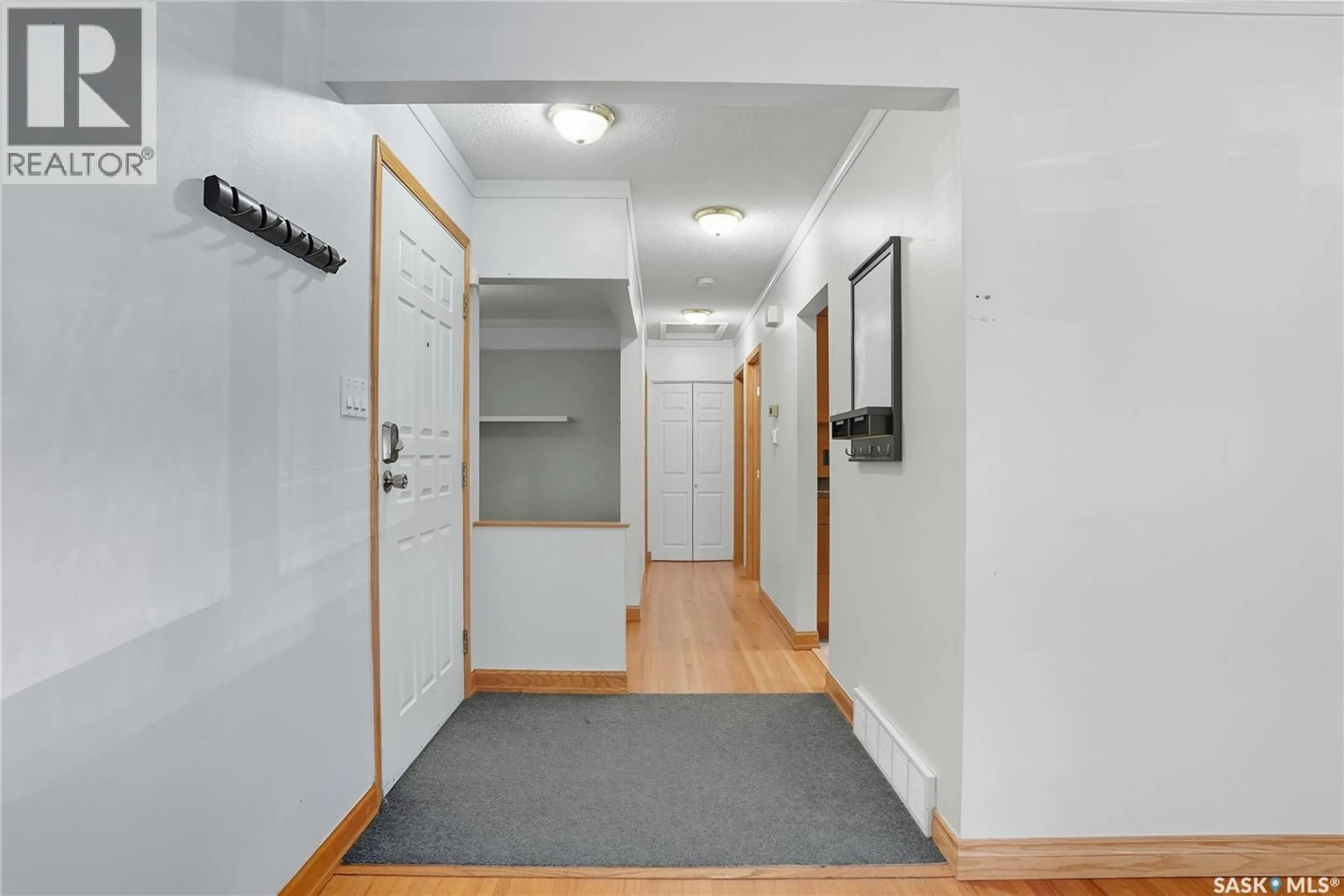 Indoor foyer for 134 O'NEIL CRESCENT, Saskatoon Saskatchewan S7N1W8