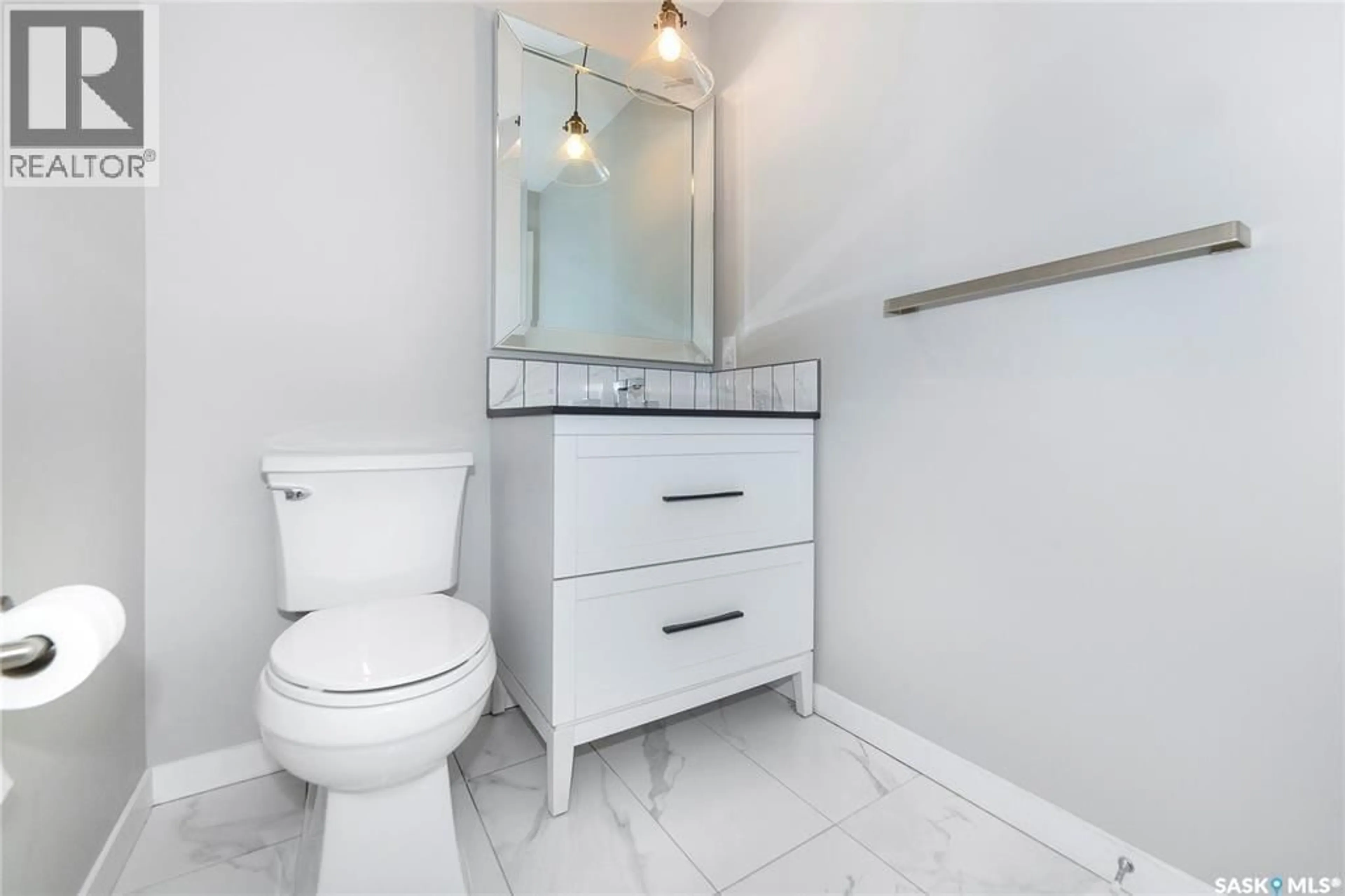 Standard bathroom, ceramic/tile floor for 1527 COY AVENUE, Saskatoon Saskatchewan S7M0H5