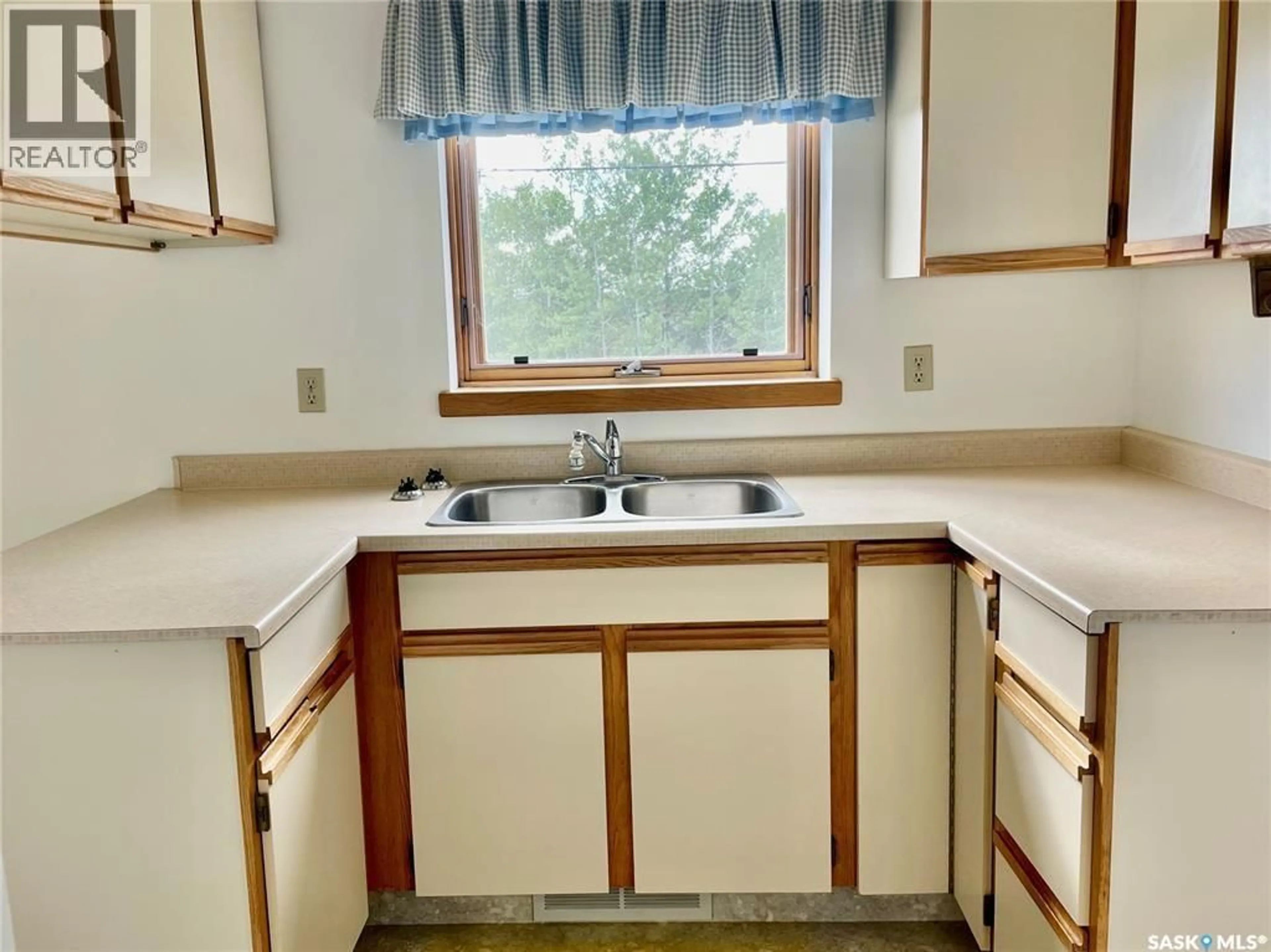Standard kitchen, unknown for 208 102 MANOR DRIVE, Nipawin Saskatchewan S0E1E0