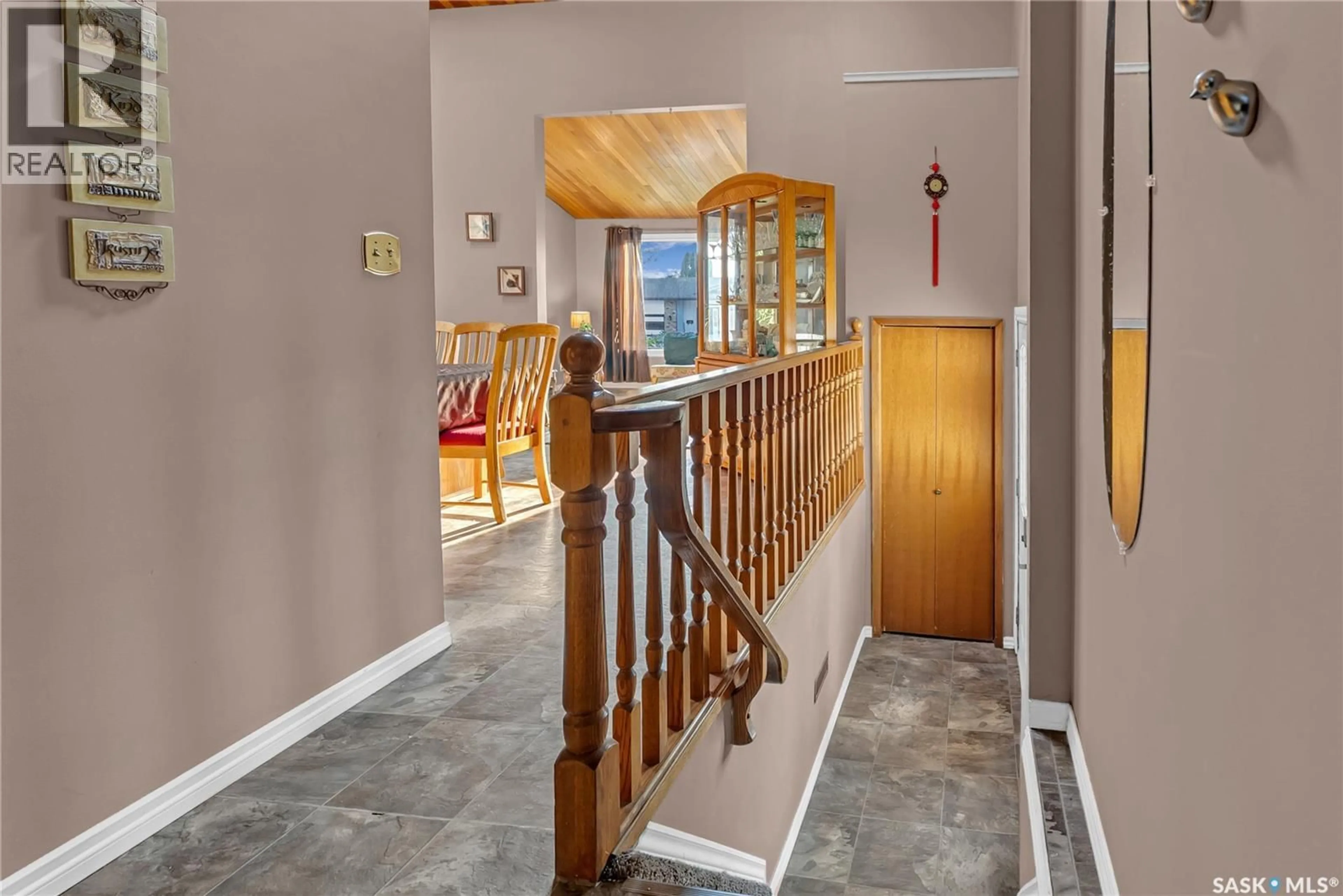 Indoor foyer for 362 COSTIGAN CRESCENT, Saskatoon Saskatchewan S7J3P3