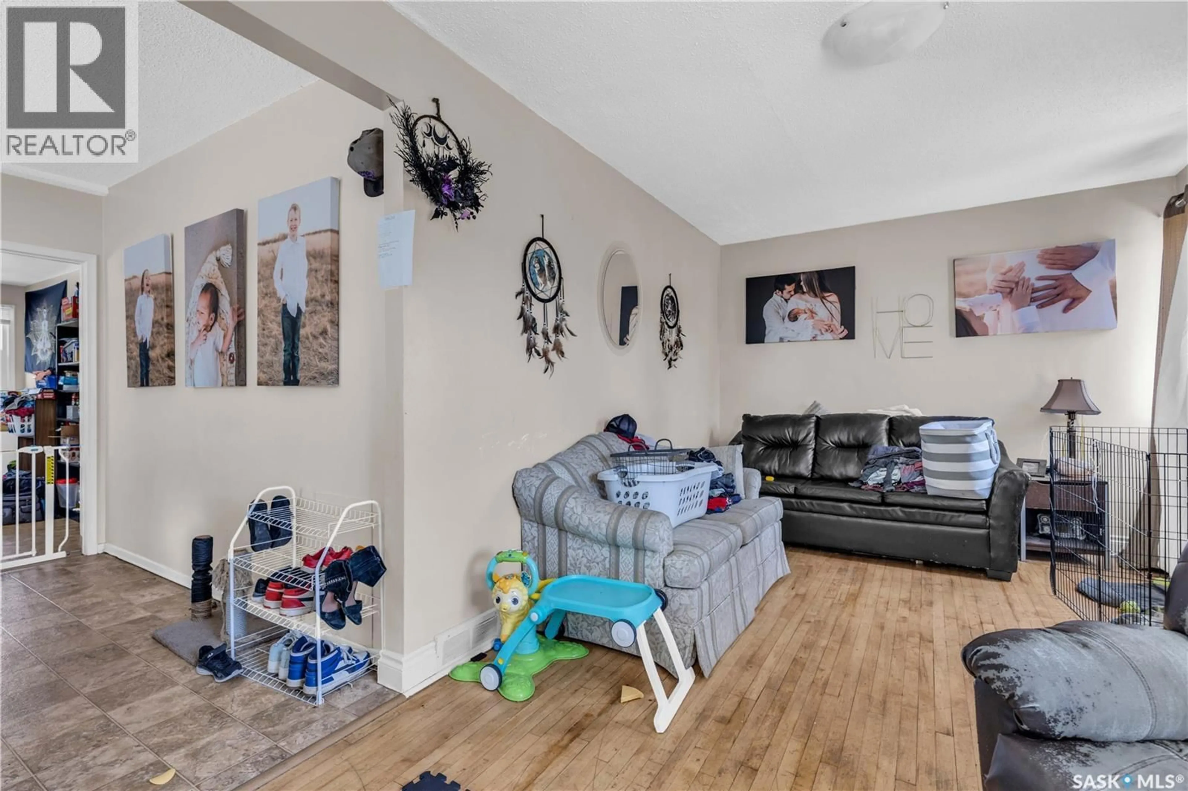 Living room with furniture, unknown for 1415 D AVENUE, Saskatoon Saskatchewan S7L1P5