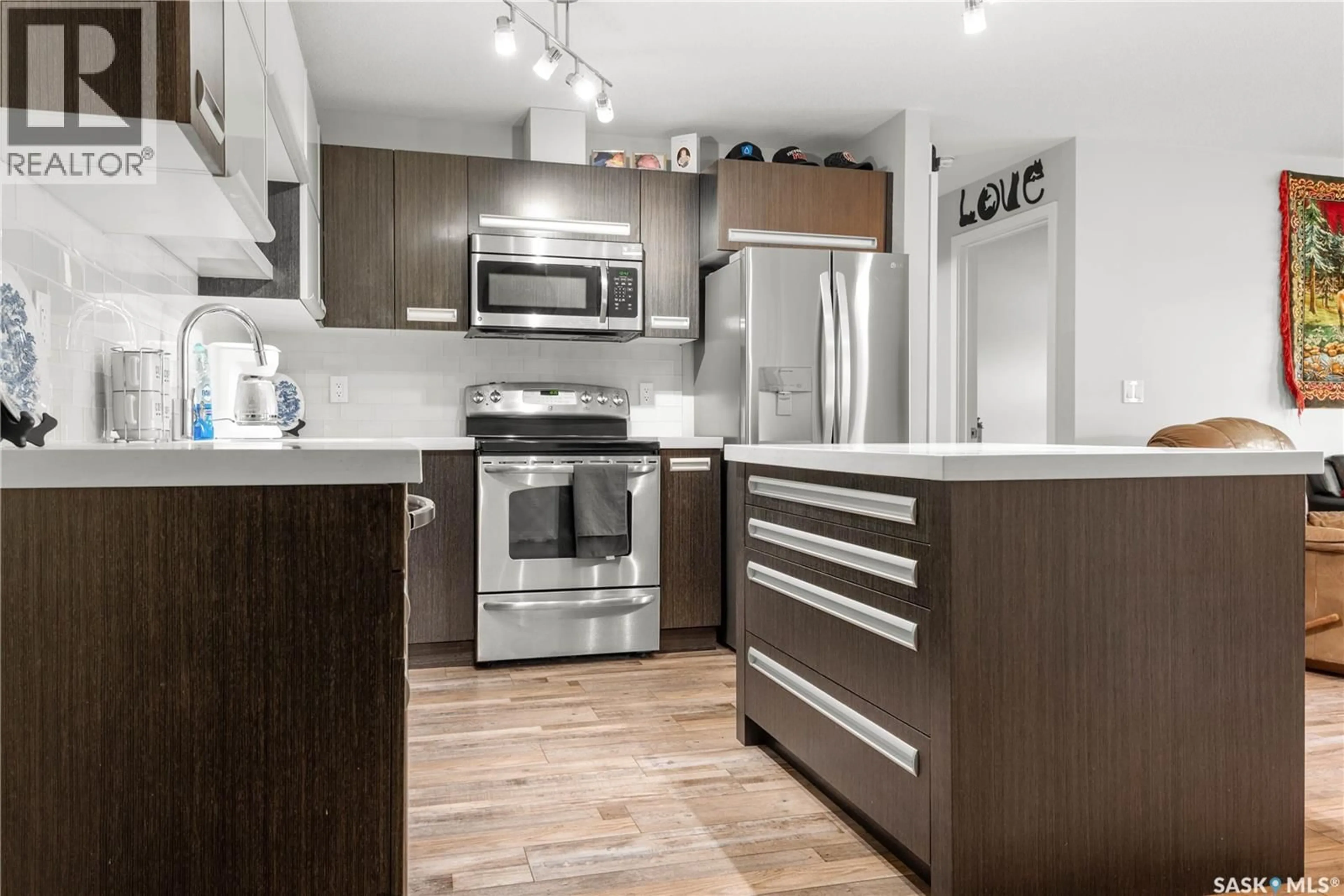 Open concept kitchen, wood/laminate floor for 110 1640 DAKOTA DRIVE, Regina Saskatchewan S4Z0A4