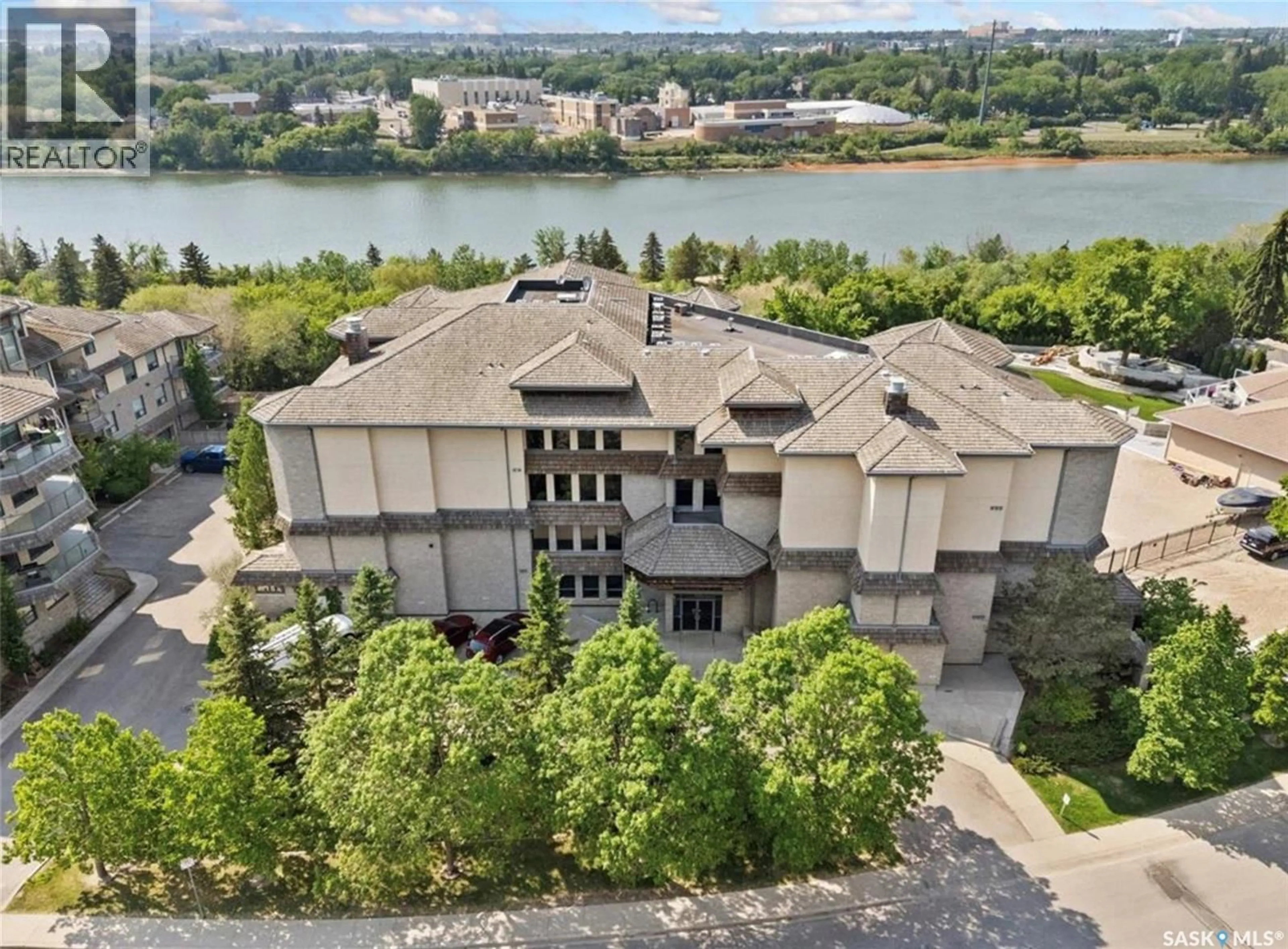 A pic from outside/outdoor area/front of a property/back of a property/a pic from drone, water/lake/river/ocean view for 615 - 307 SASKATCHEWAN CRESCENT, Saskatoon Saskatchewan S7M0A5