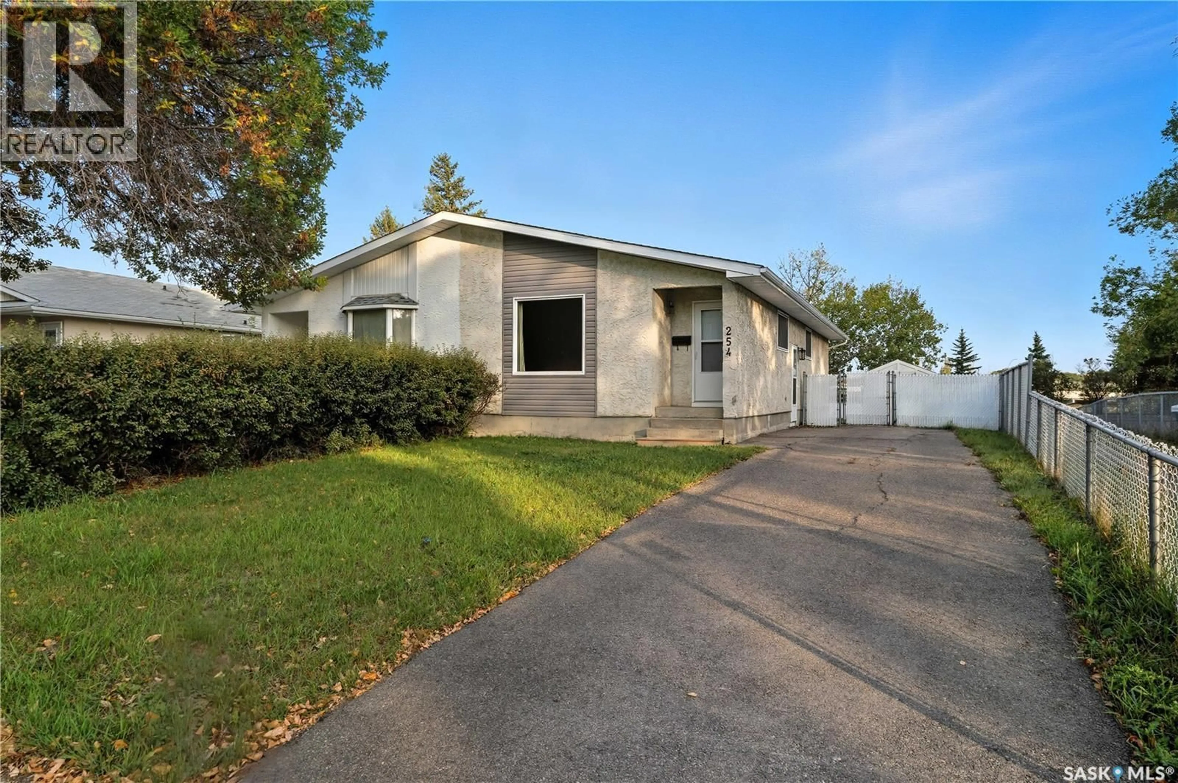 Home with vinyl exterior material, street for 254 MAGEE CRESCENT, Regina Saskatchewan S4R6K9