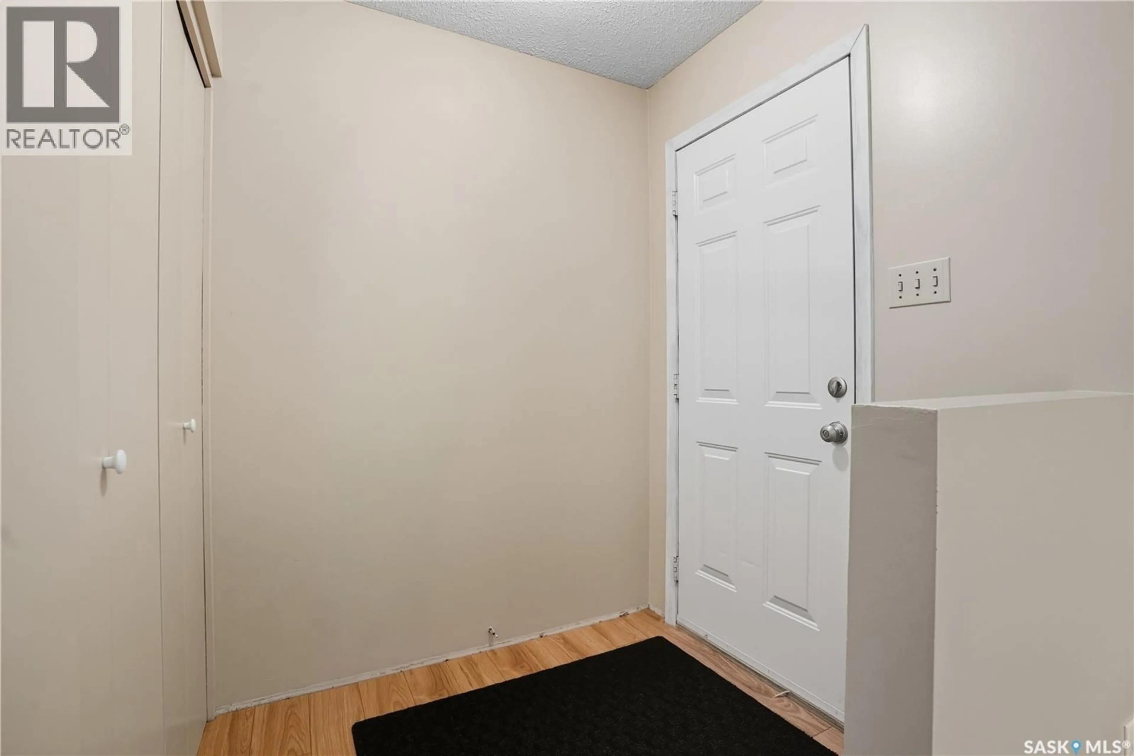 Indoor entryway for 254 MAGEE CRESCENT, Regina Saskatchewan S4R6K9