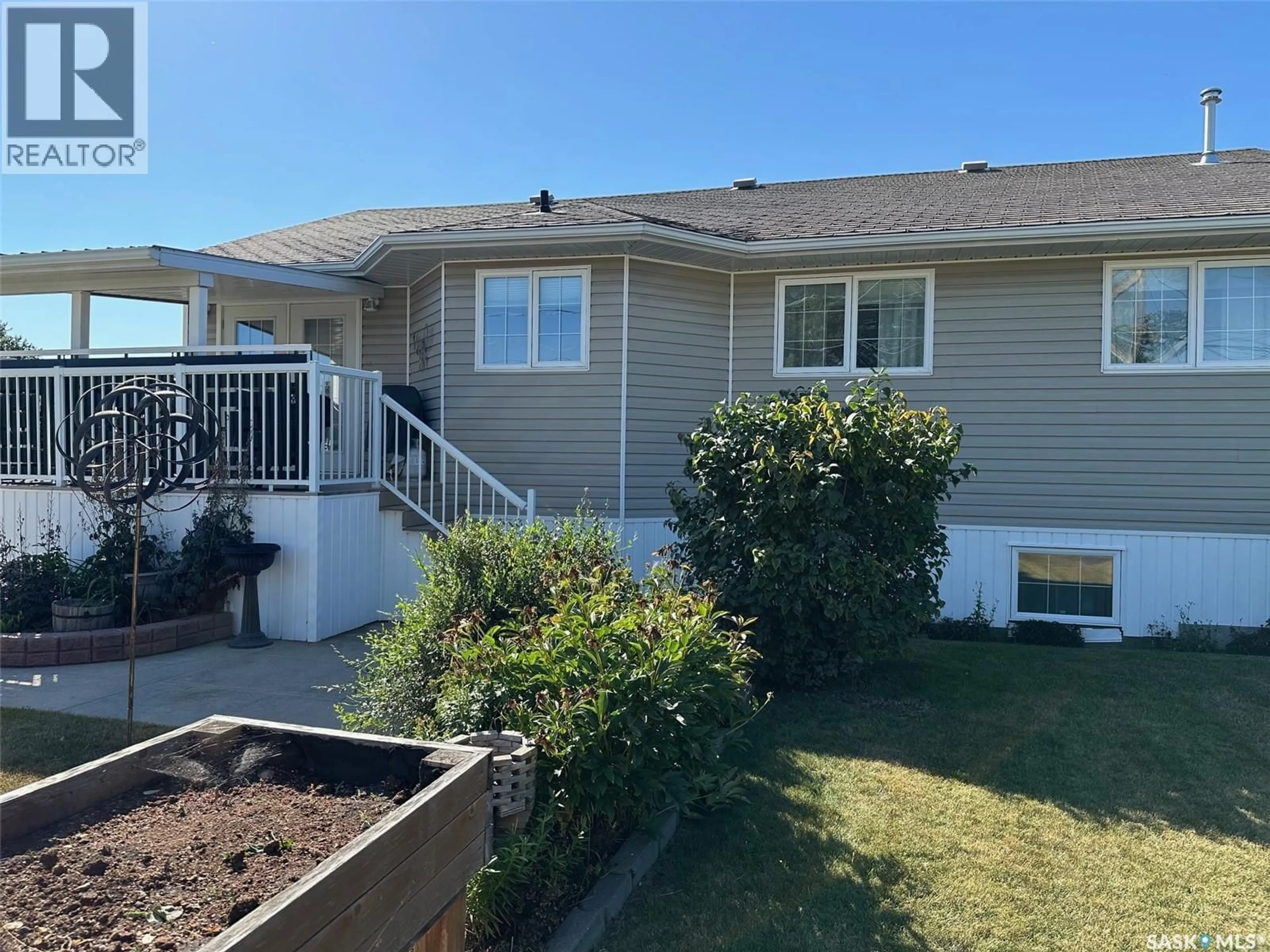 Home with vinyl exterior material, unknown for 614 HUDSON STREET, Hudson Bay Saskatchewan S0E0Y0