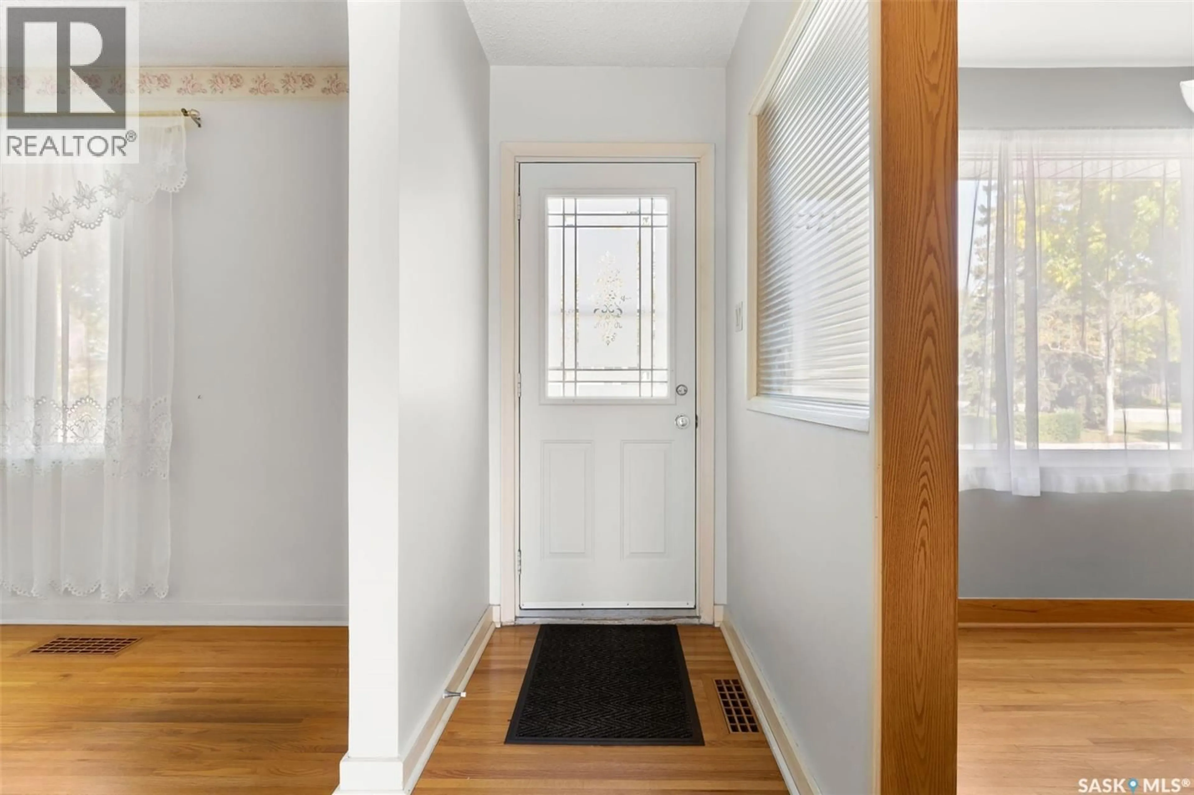 Indoor entryway for 2811 SINTON AVENUE, Regina Saskatchewan S4S1K4