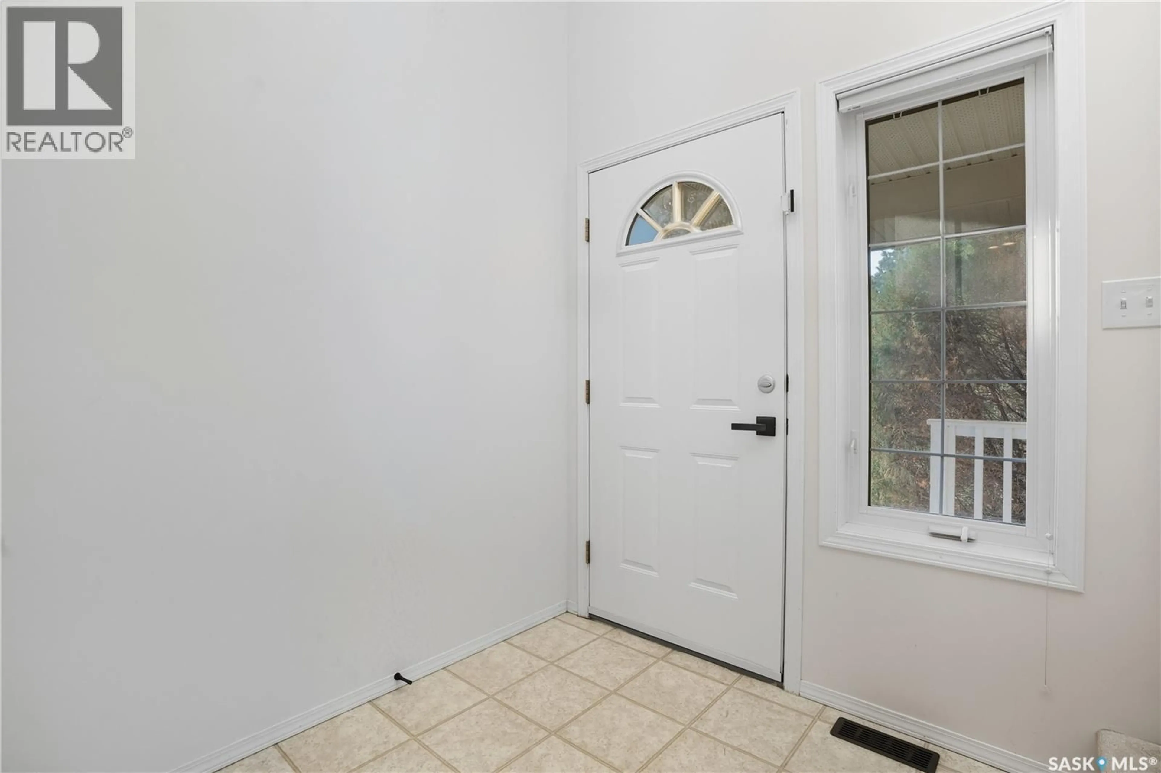 Indoor entryway for 10338 WASCANA ESTATES, Regina Saskatchewan S4V2X1