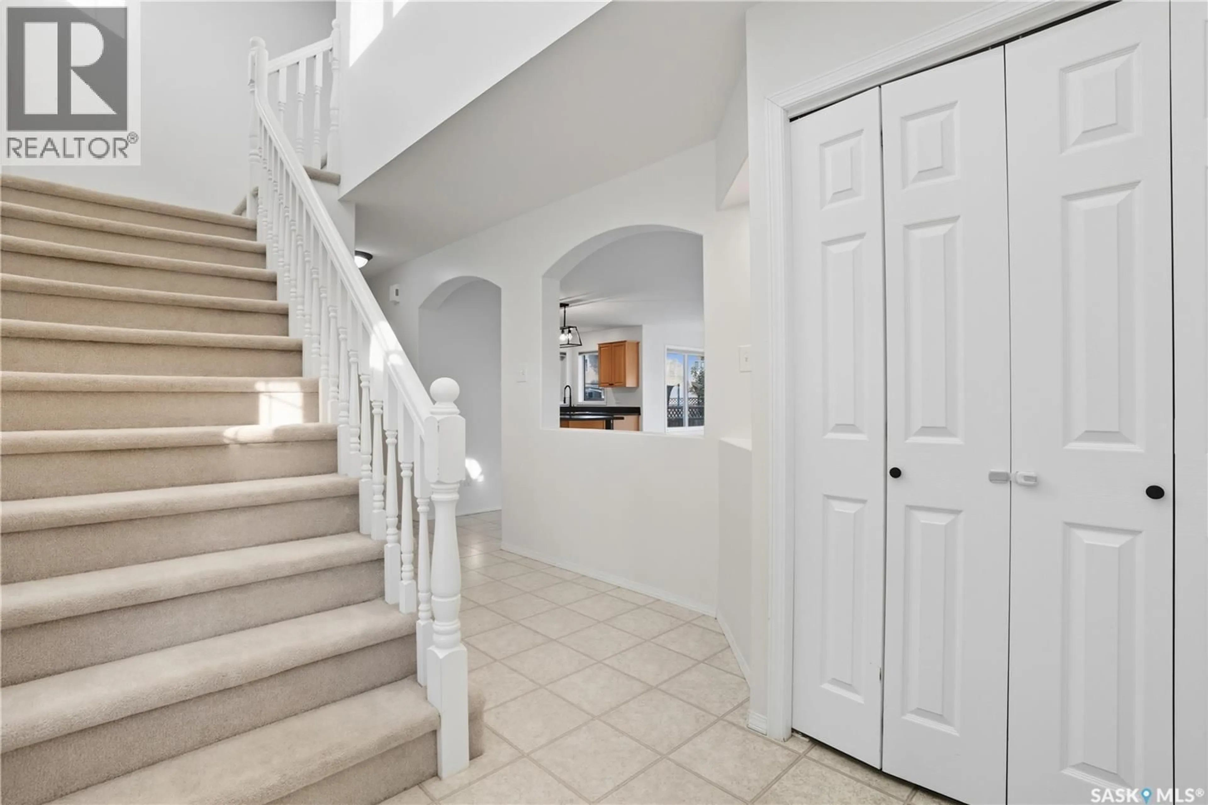 Indoor foyer for 10338 WASCANA ESTATES, Regina Saskatchewan S4V2X1