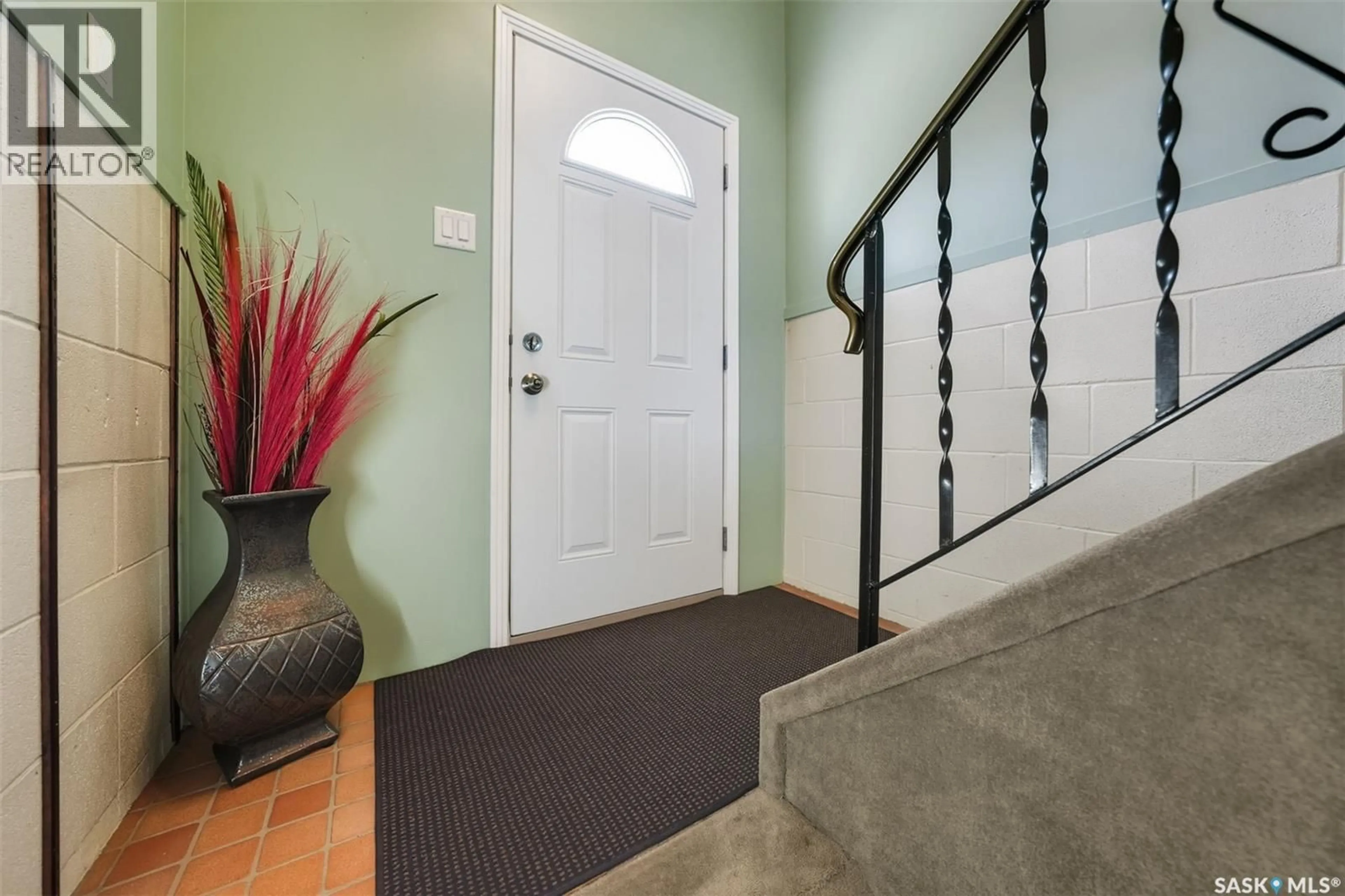 Indoor entryway for 3810 CENTENNIAL DRIVE, Saskatoon Saskatchewan S7L5K7