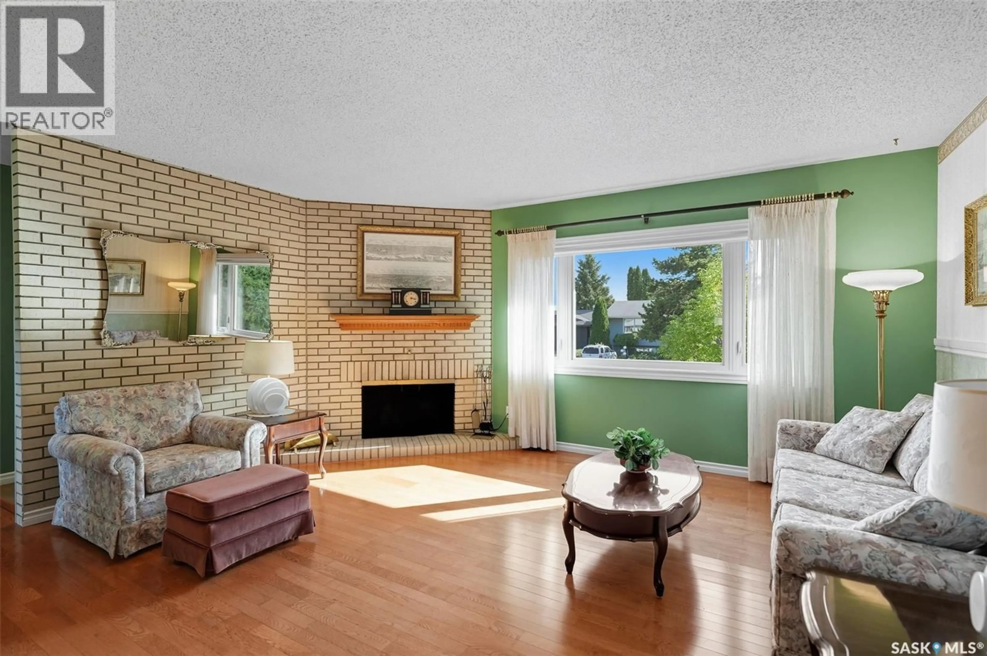 Living room with furniture, unknown for 3810 CENTENNIAL DRIVE, Saskatoon Saskatchewan S7L5K7