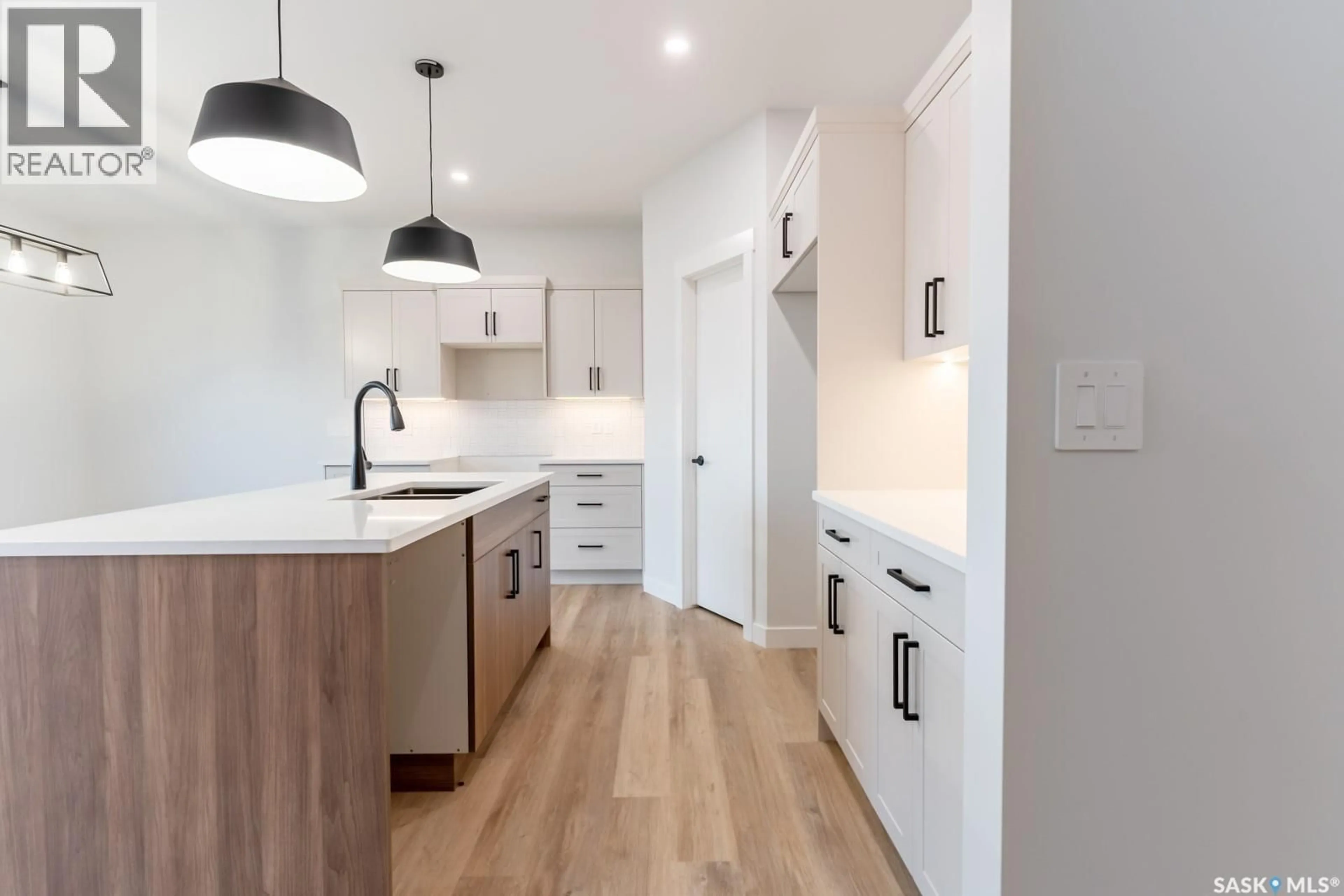 Open concept kitchen, wood/laminate floor for 143 TRAEGER COMMON, Saskatoon Saskatchewan S7V1R3