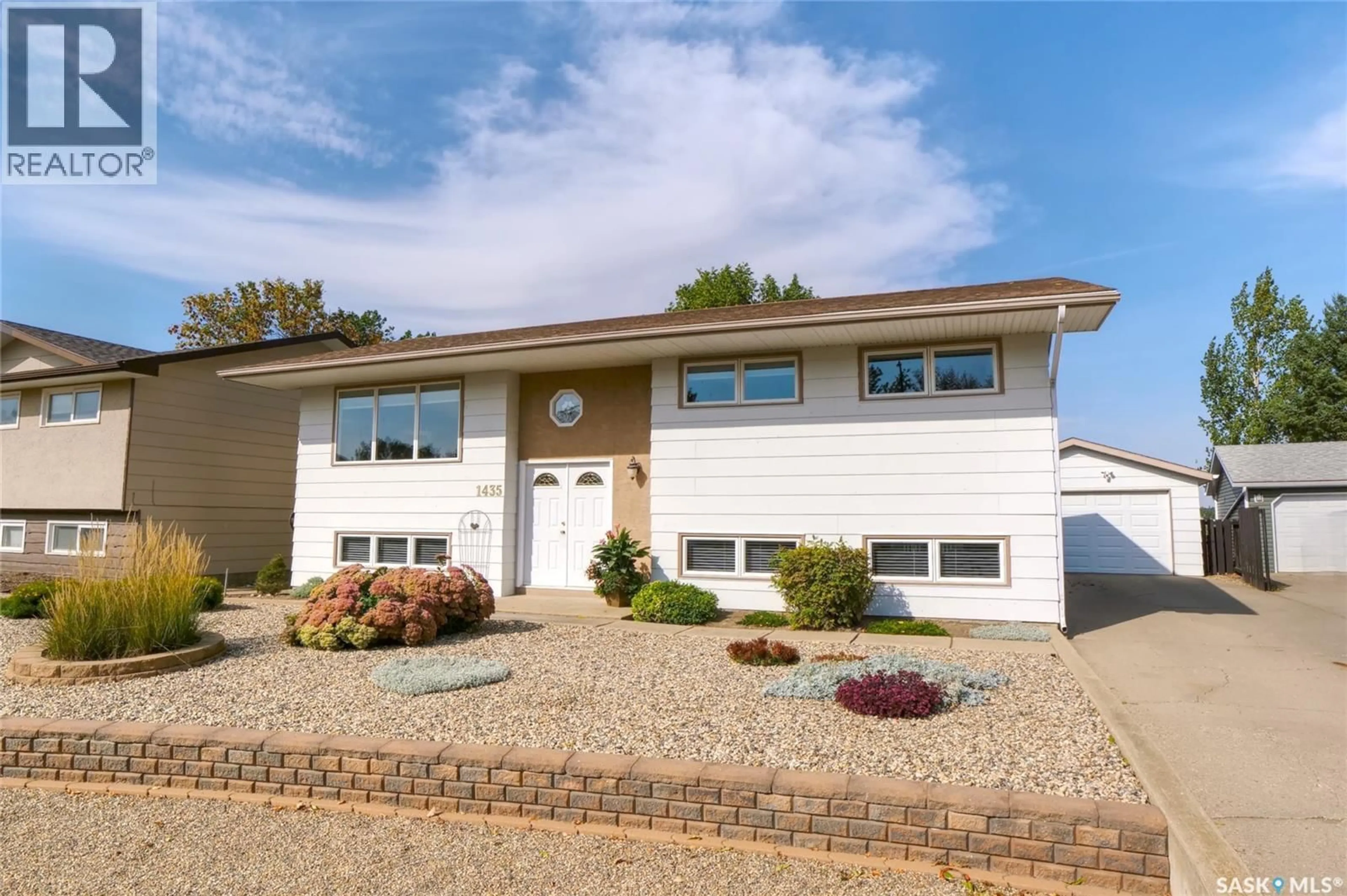 Home with vinyl exterior material, street for 1435 SIOUX CRESCENT, Moose Jaw Saskatchewan S6H7C8