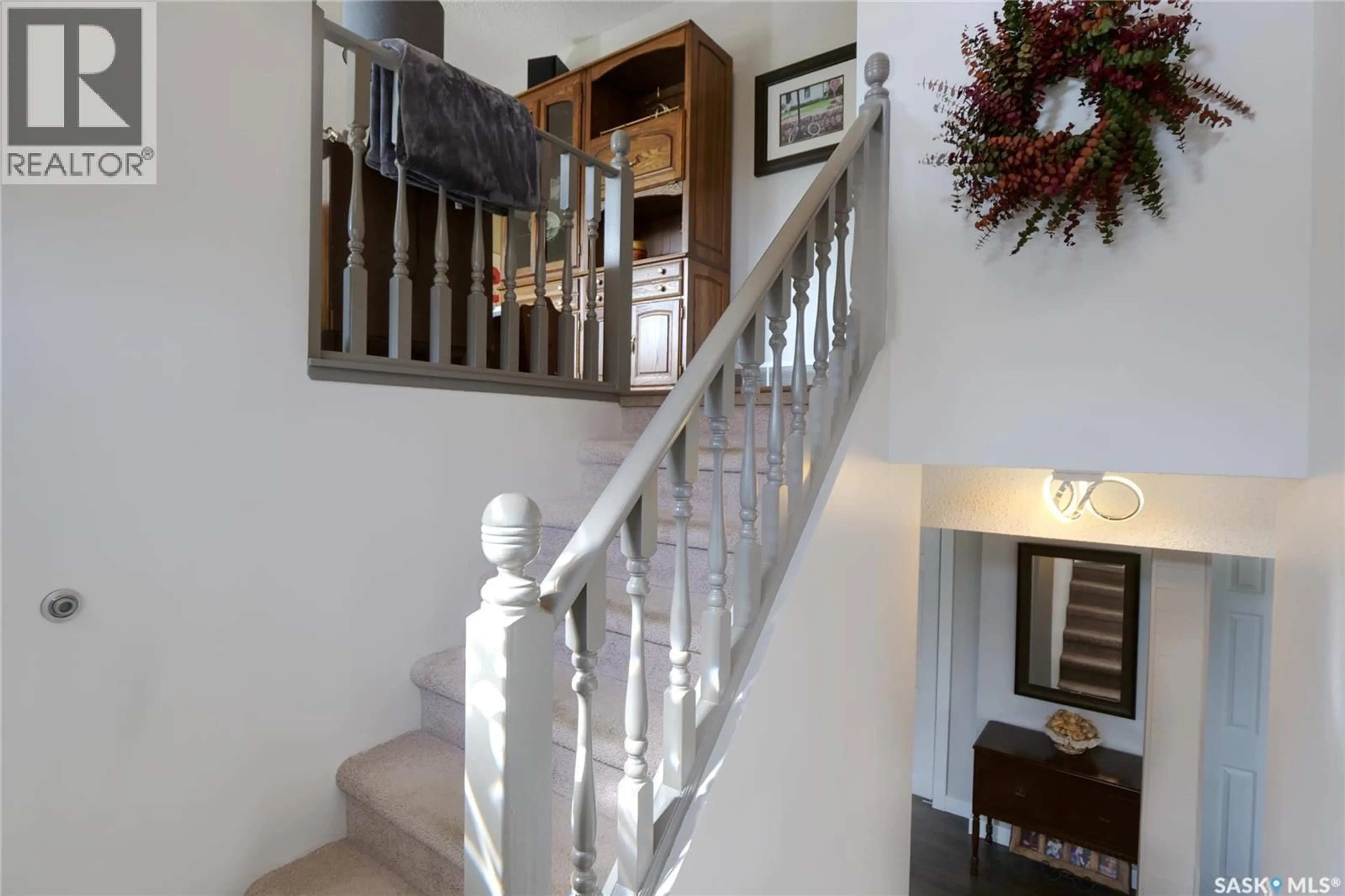 Stairs for 1435 SIOUX CRESCENT, Moose Jaw Saskatchewan S6H7C8